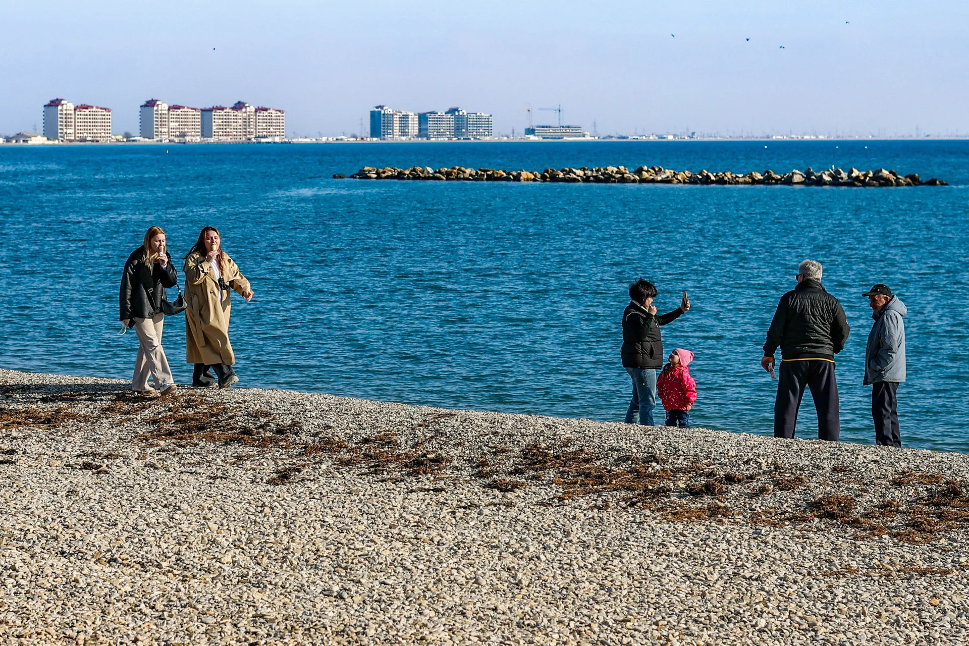 Крым. Евпатория. Люди на побережье Черного моря
