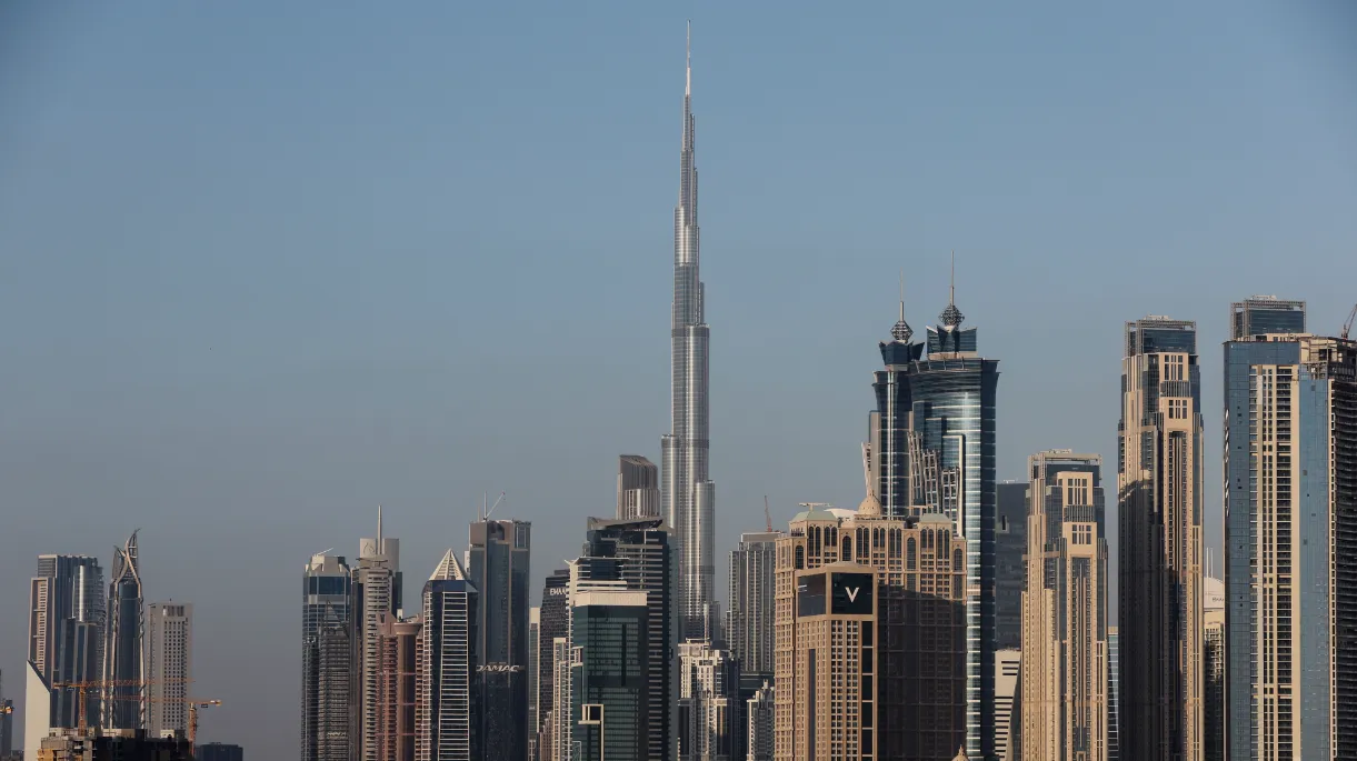 Объединенные Арабские Эмираты. Дубай. Вид на небоскреб Бурдж-Халифа (в центре) и деловой центр во время заката