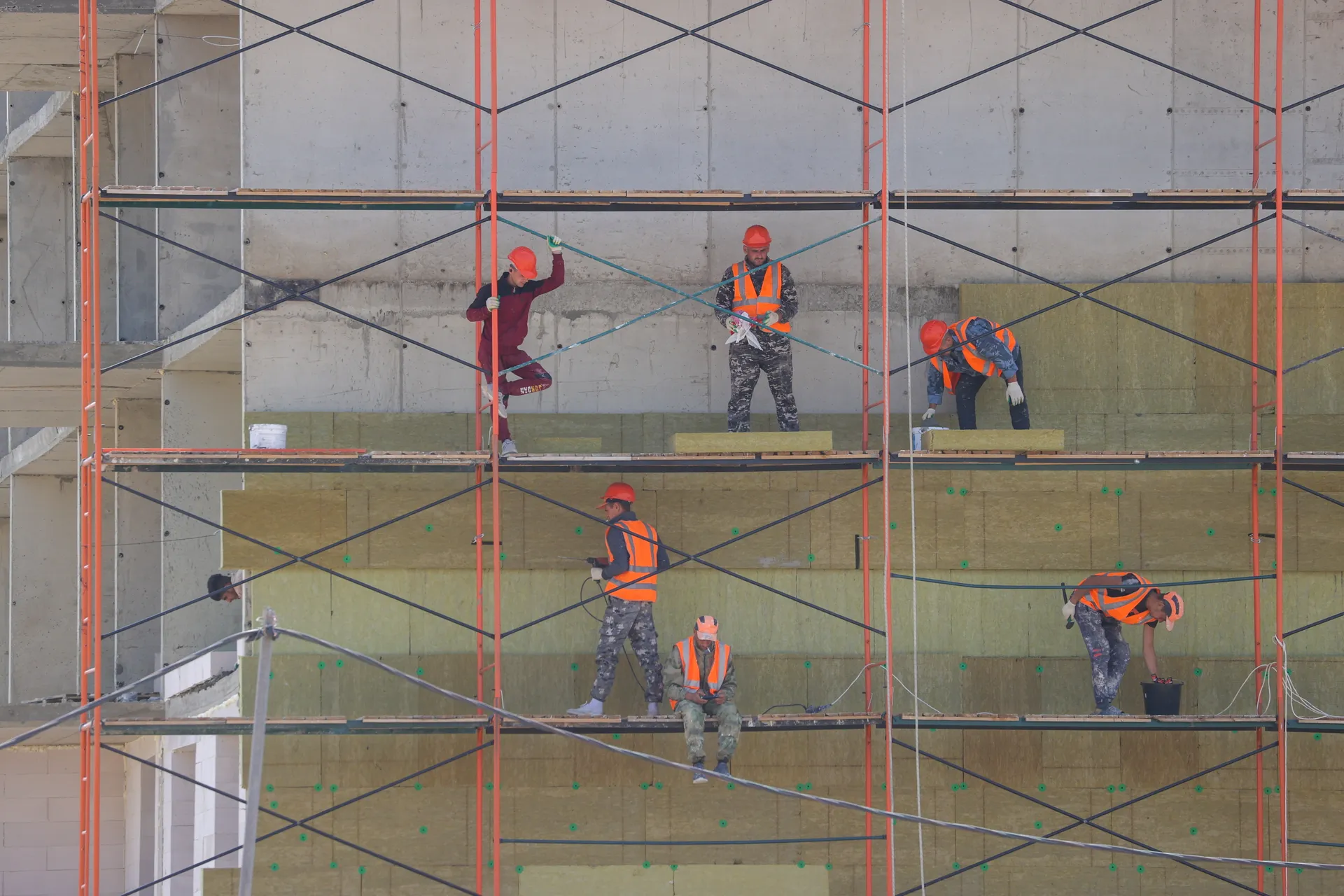 Мариуполь. Рабочие на строительной площадке жилого дома на пересечении проспекта Мира и улицы Куприна