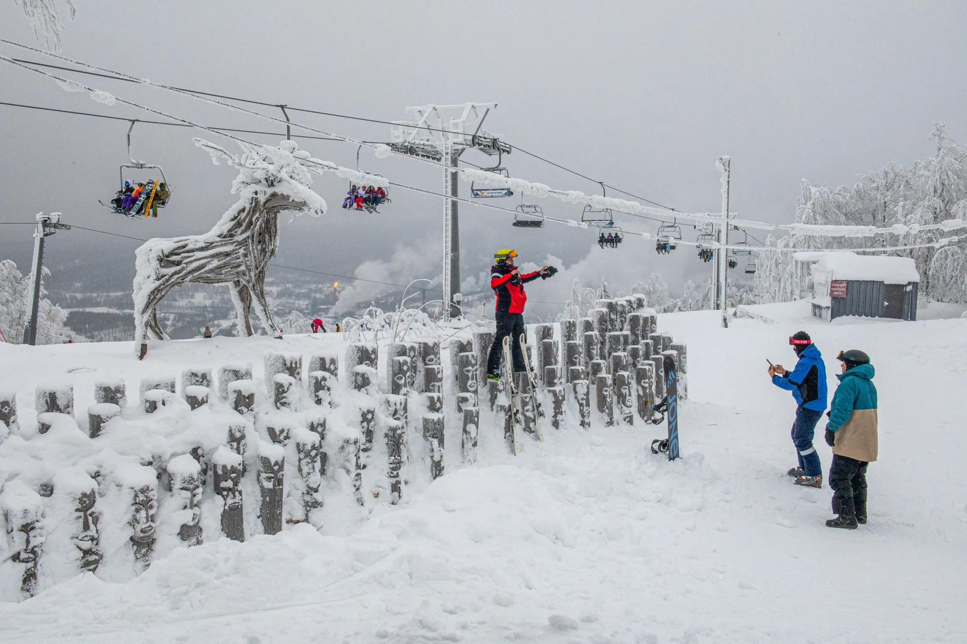 Пермский край. Отдыхающие на территории горнолыжного курорта «Губаха».