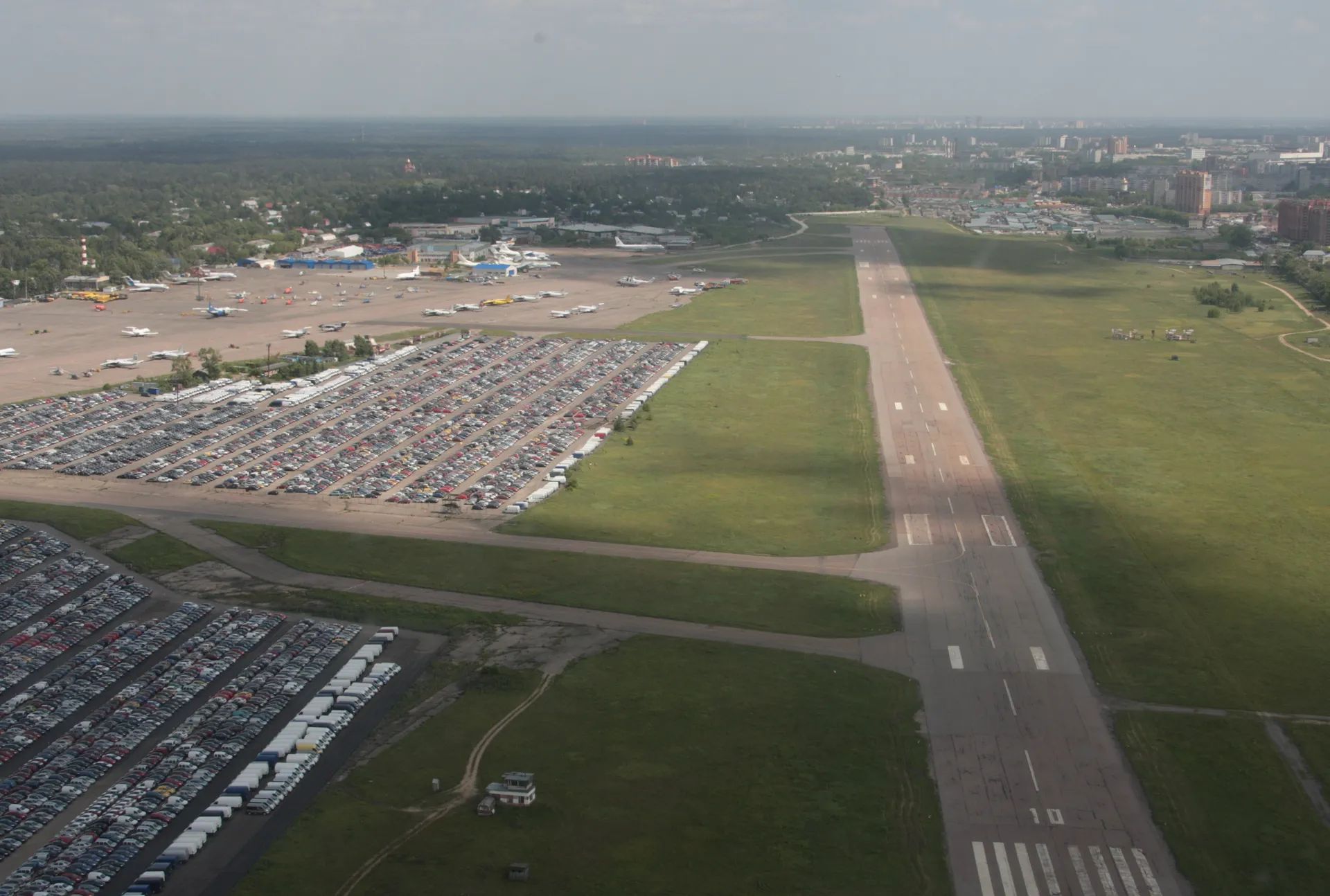 Вид на аэропорт «Быково» с борта вертолета «КА-226» во время работы авиаотряда ГУВД специального назначения