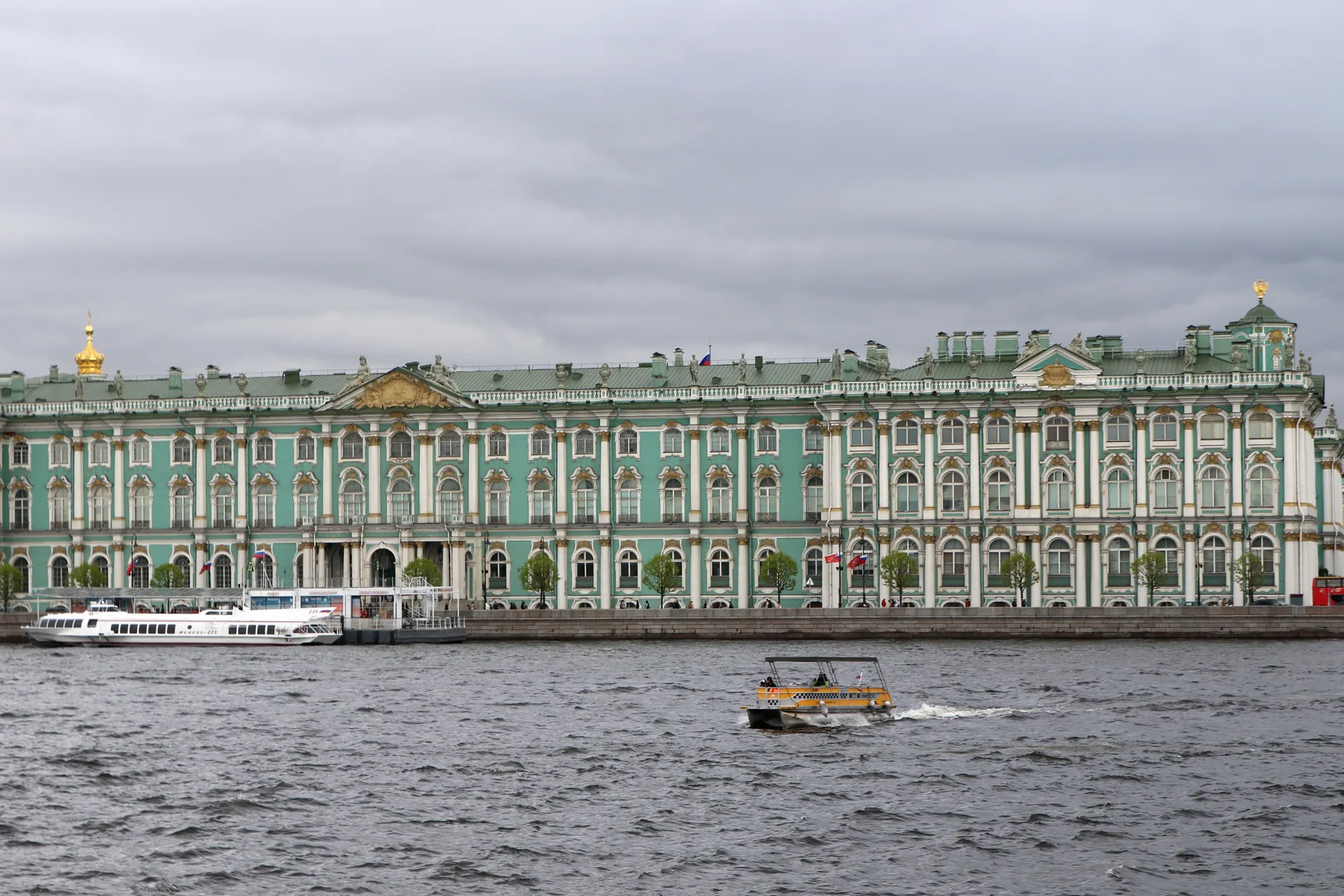 Вид на Государственный Эрмитаж в пасмурную погоду