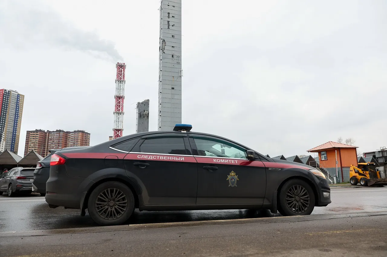 Московская область. Красногорск. Автомобиль Следственного комитета на месте обрушения части колонны  горнолыжного комплекса «Снежком». Повреждения получили 140 автомобилей, пострадали 3 человека.