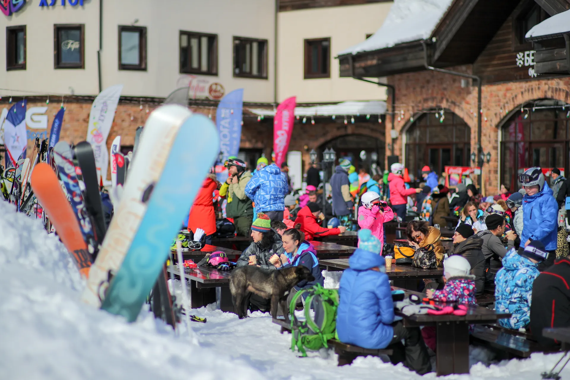 Сочи. 28 февраля 2017. Отдыхающие на горнолыжном курорте «Роза Хутор» в Красной поляне.