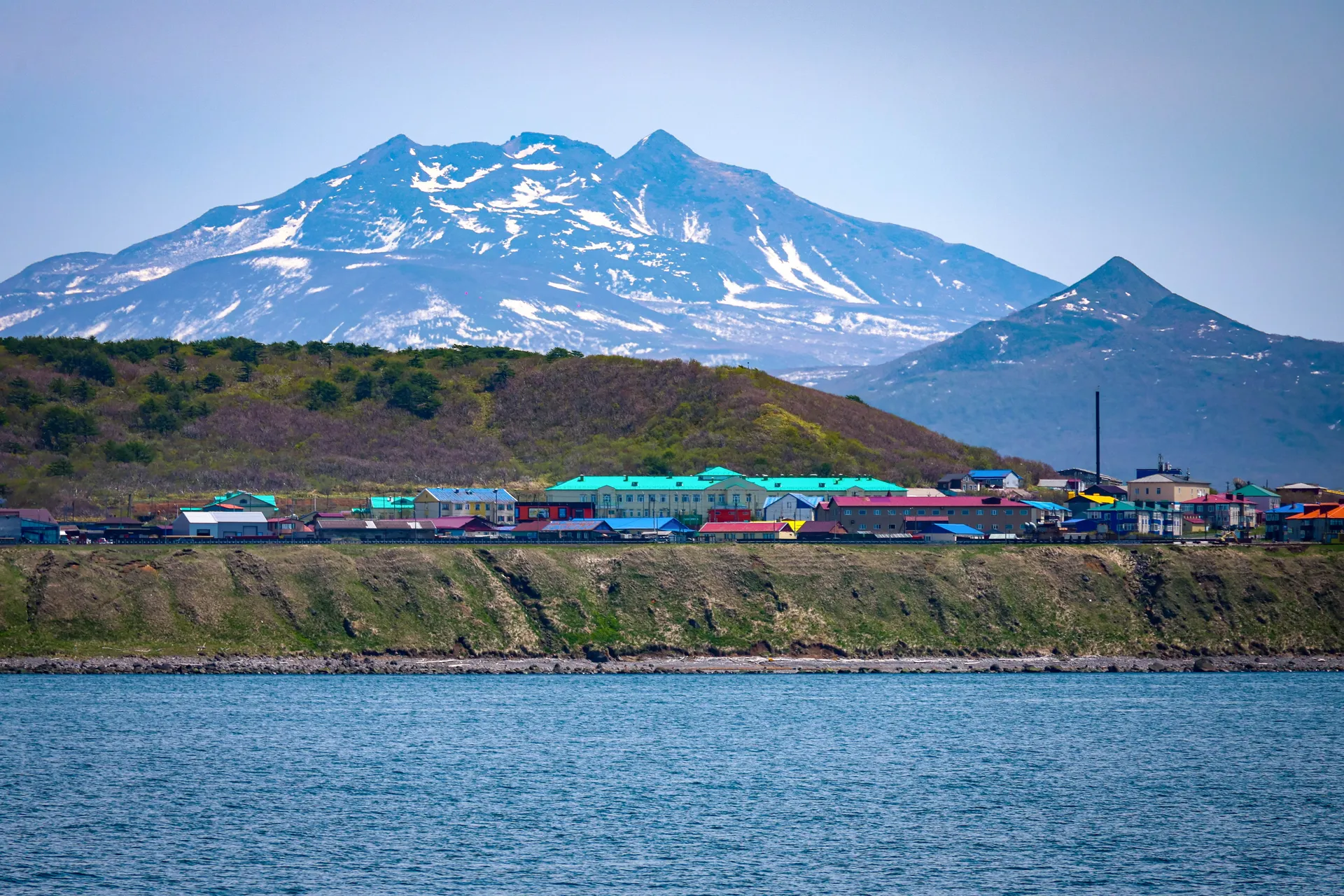 Сахалинская область. Виды Курильска. Остров Итуруп (южная группа Большой гряды Курильских островов).