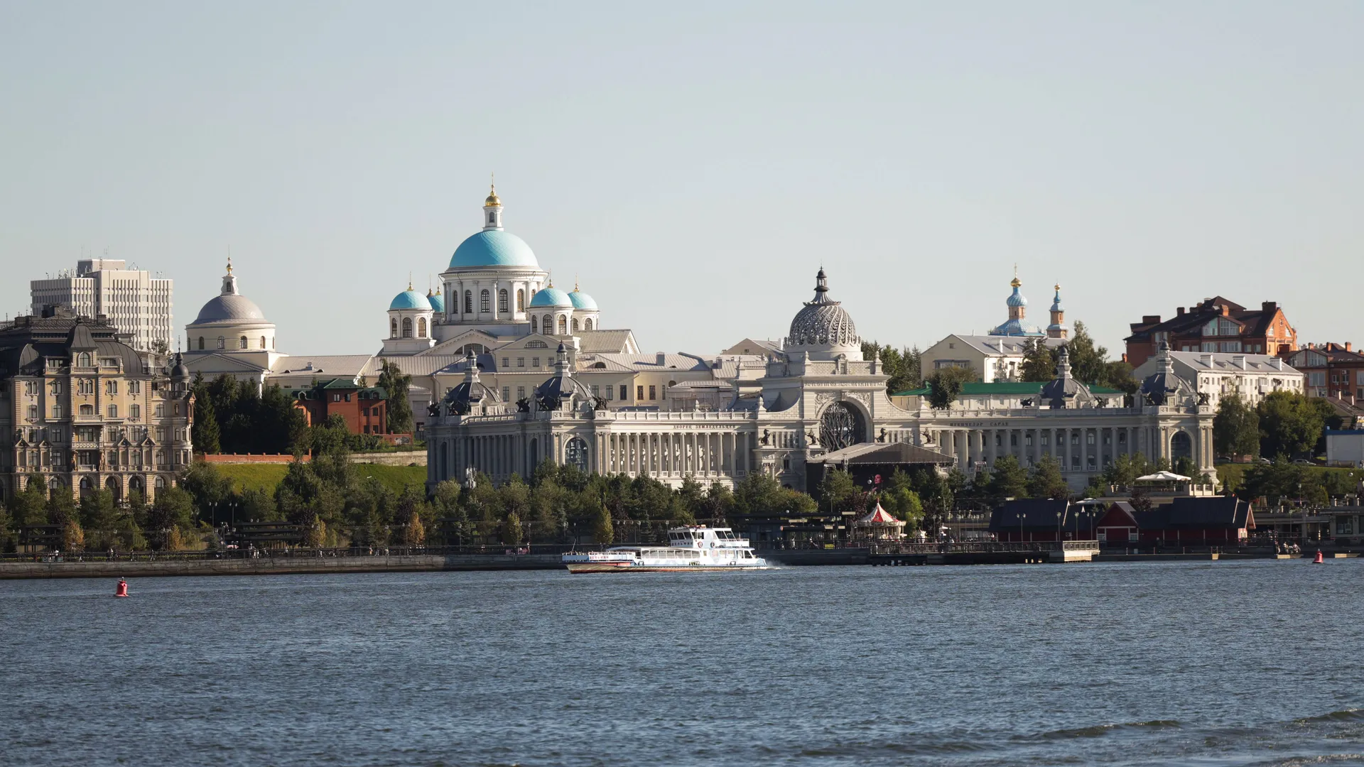 Республика Татарстан. Казань. Собор Казанской иконы Божией Матери и дворец земледельцев.