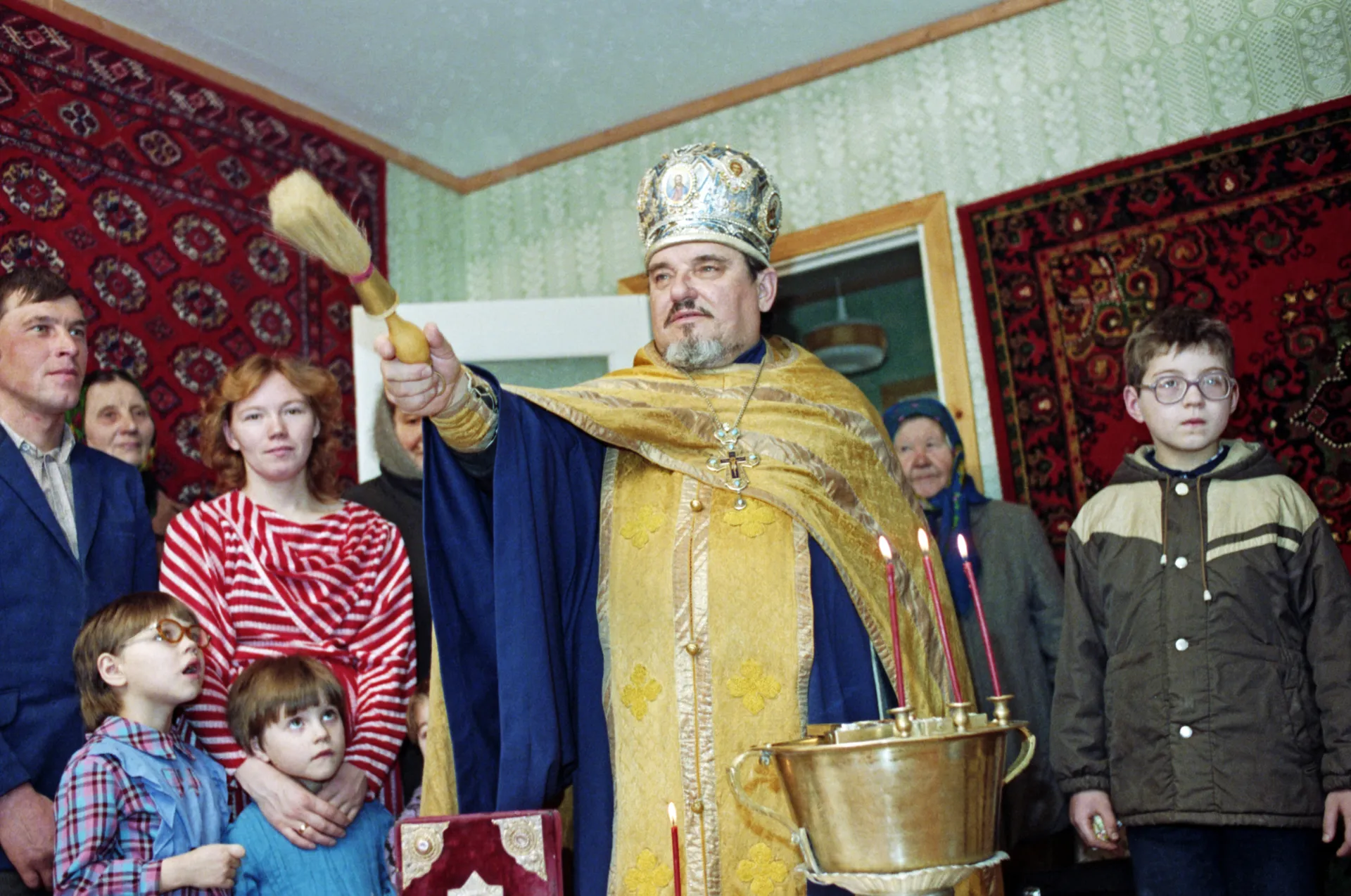 Брянская область. 1 ноября 1990 г. Священник отец Николай по христианскому обычаю освящает новые дома.