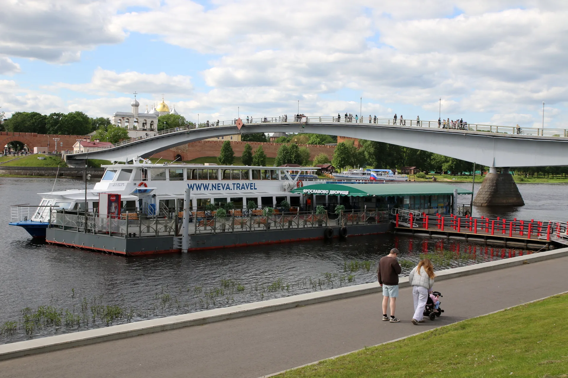 Россия. Новгородская область. Великий Новгород. Пароход на реке Волхов.