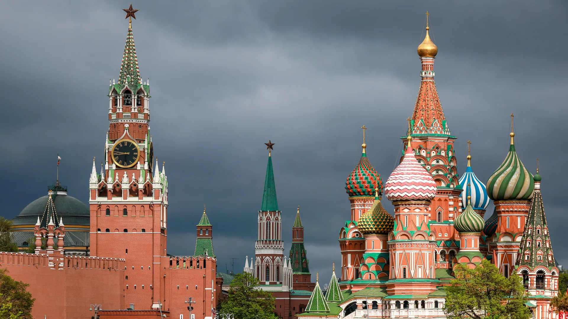 Спасская башня и храм Василия Блаженного в Московском кремле