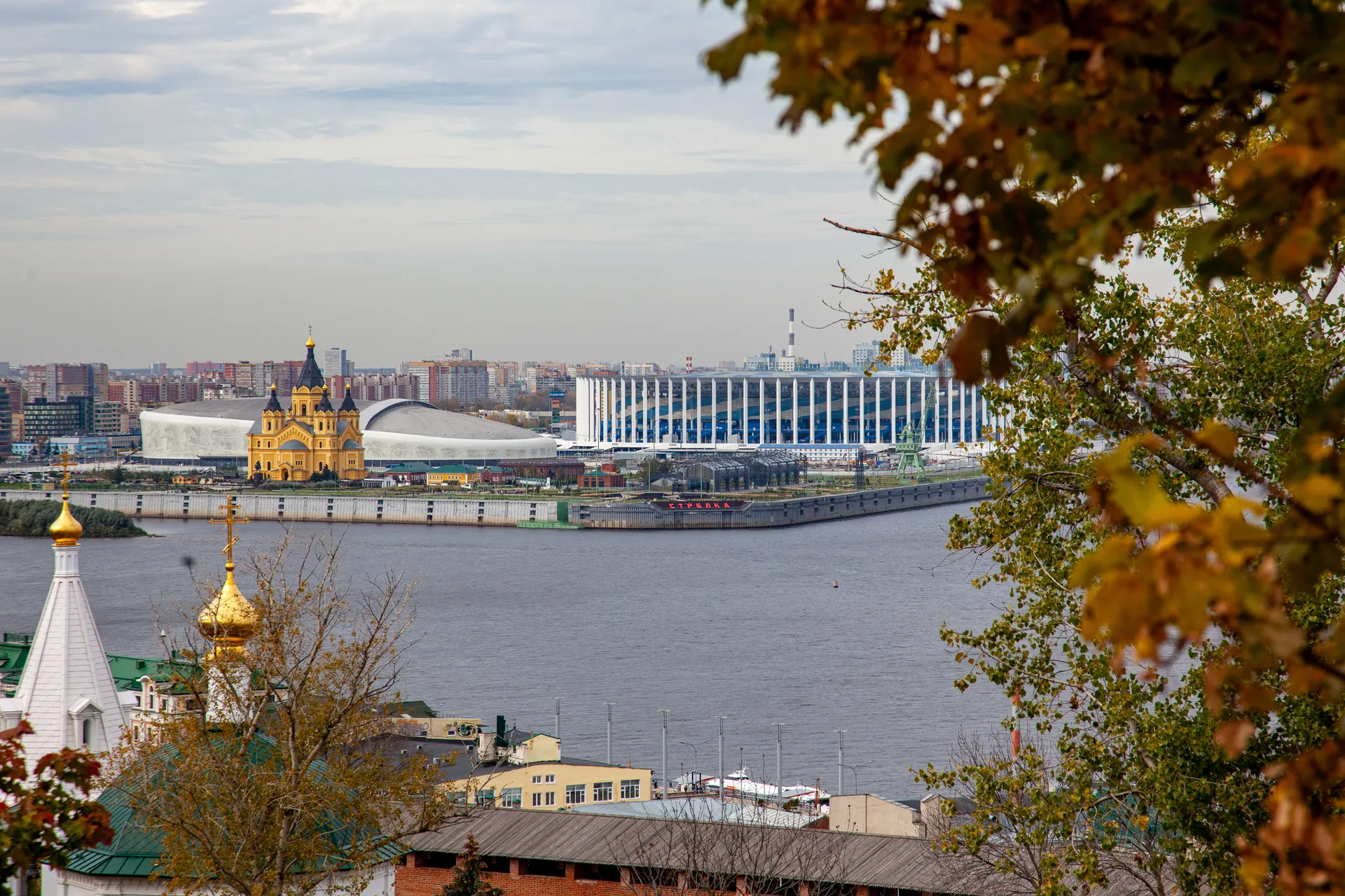 Нижегородская область. Нижний Новгород. Вид на стрелку Оки и Волги из Нижегородского кремля