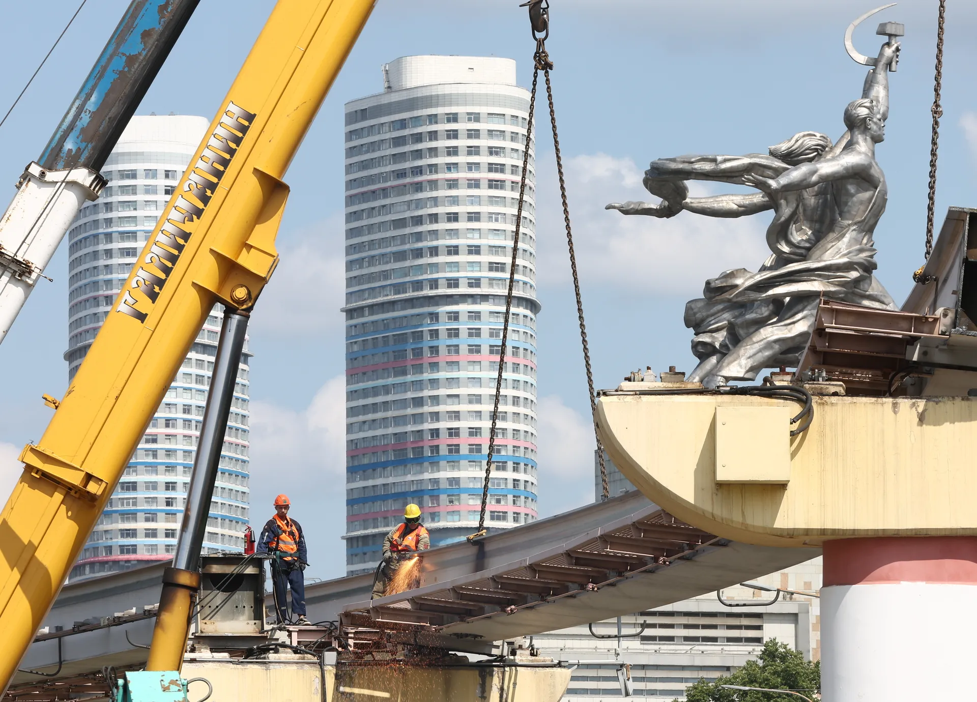 Россия. Москва. Рабочие во время демонтажа монорельса в районе станции "Улица Сергея Эйзенштейна".