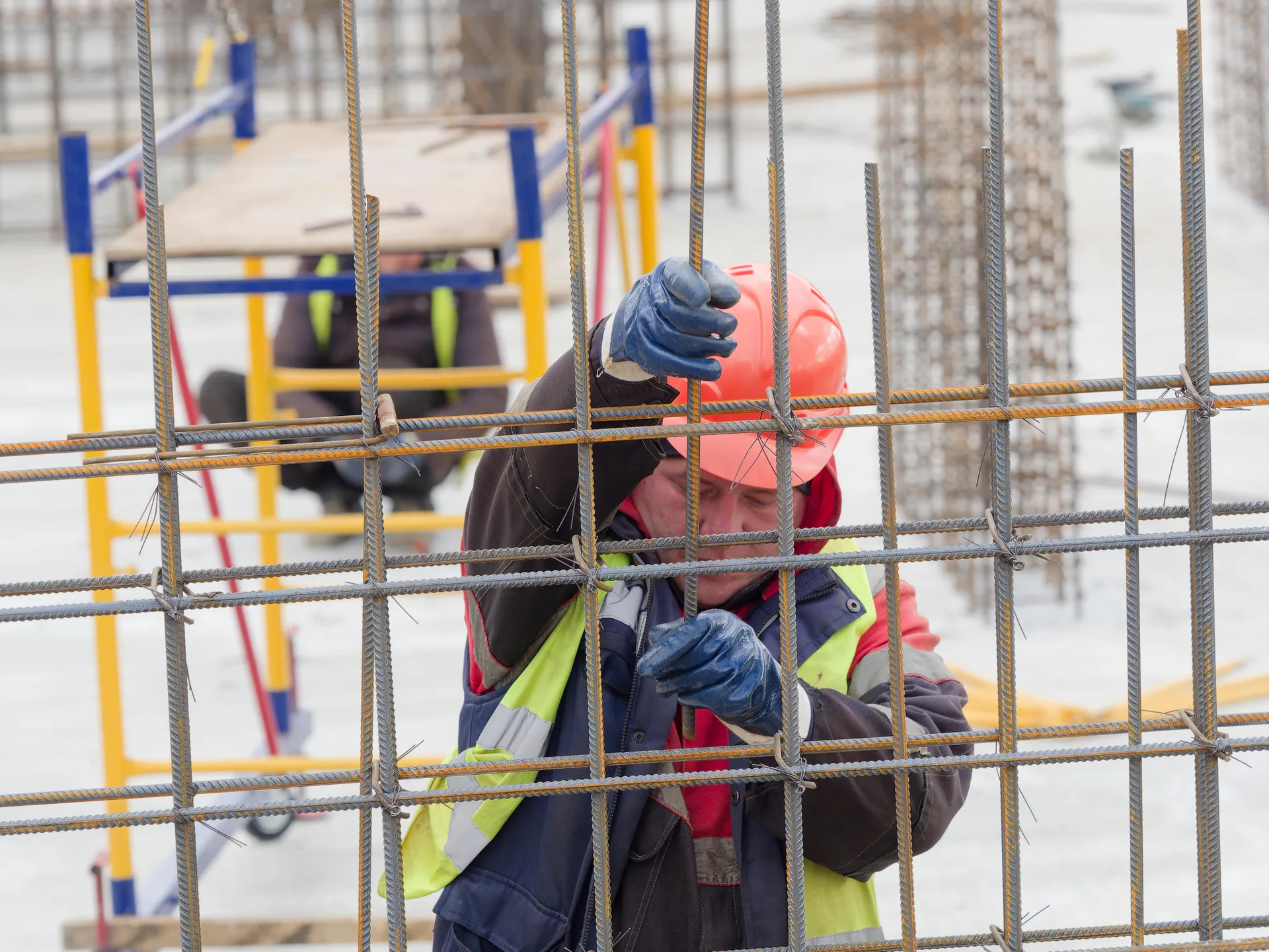 Рабочий во время обвязки арматуры.