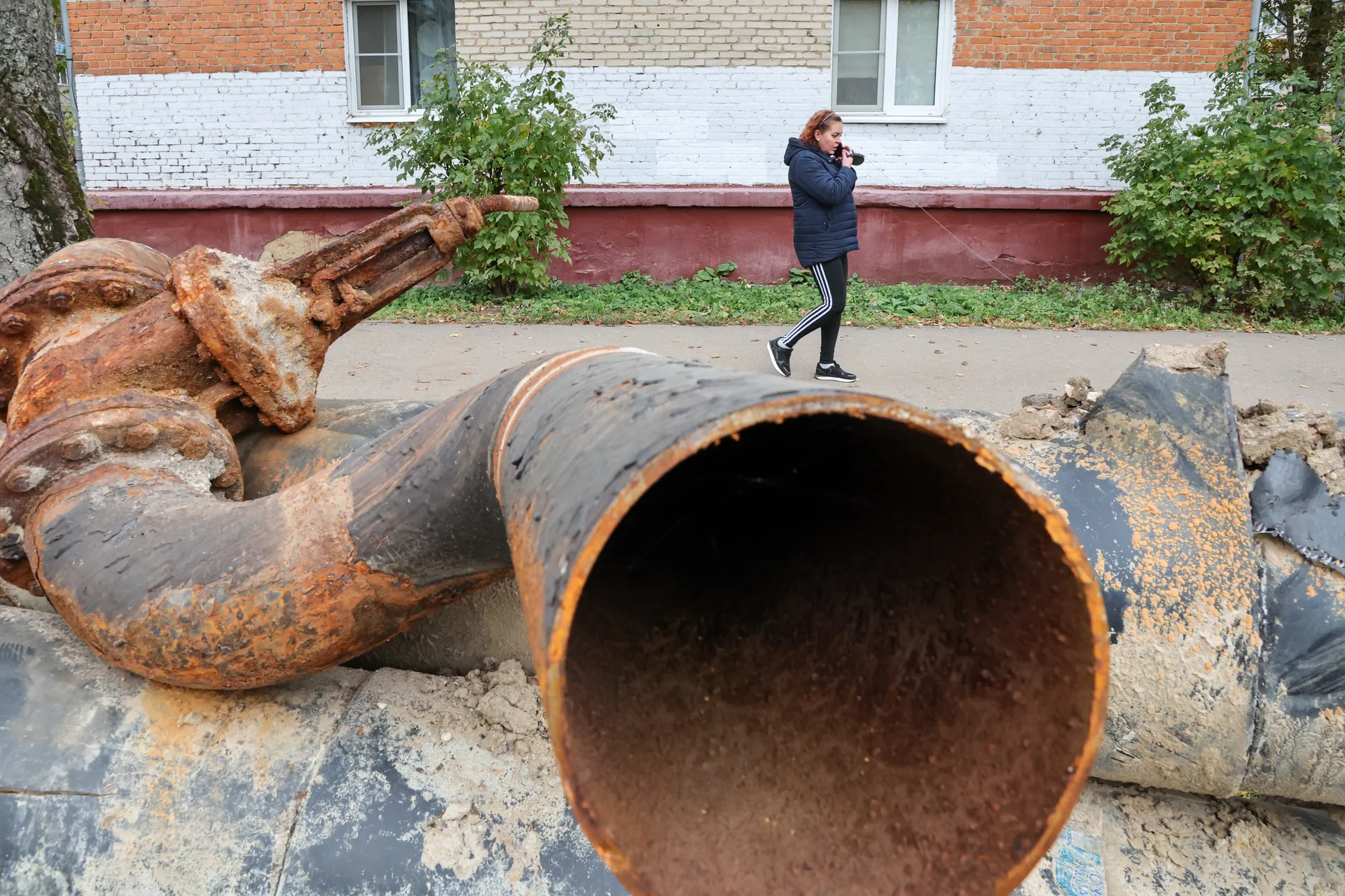 Замена труб теплотрасс в районе жилых домов микрорайона Климовск