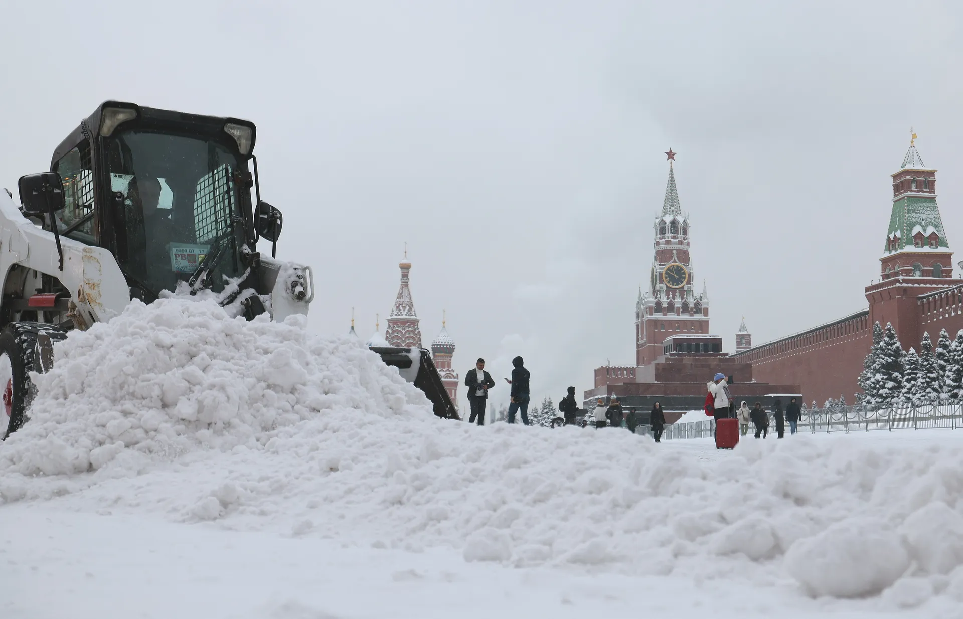 Москва. Уборка снега на Красной площади во время снегопада