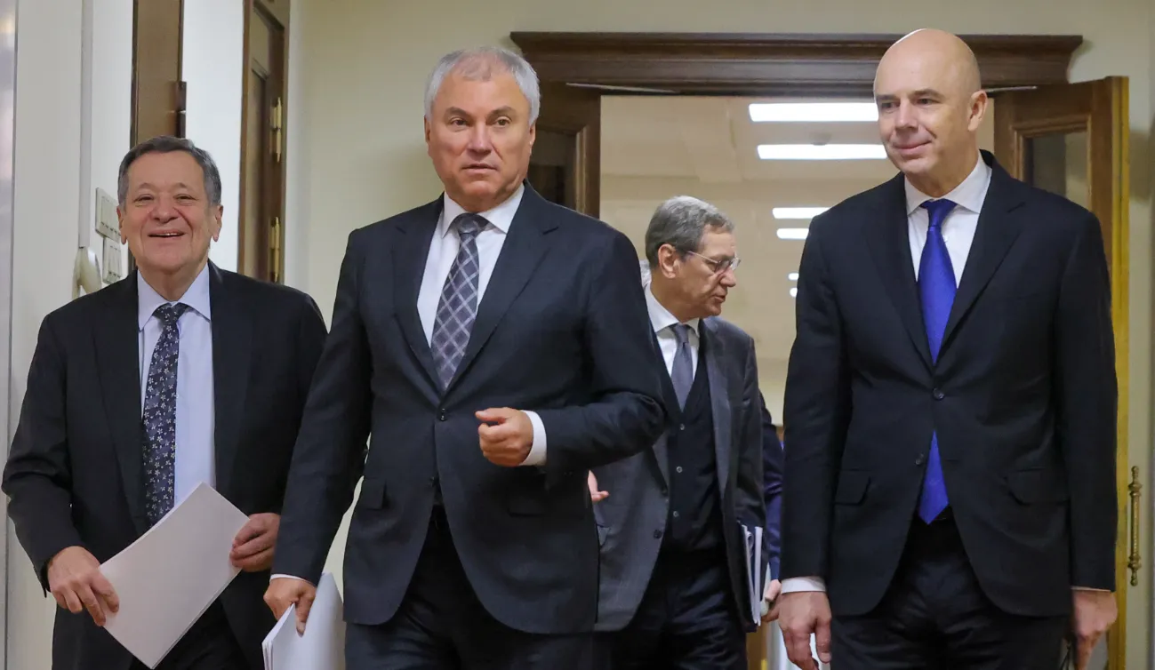 Председатель комитета Госдумы РФ по бюджету и налогам Андрей Макаров, спикер Госдумы Вячеслав Володин и министр финансов Антон Силуанов (слева направо) перед пленарным заседанием Госдумы.