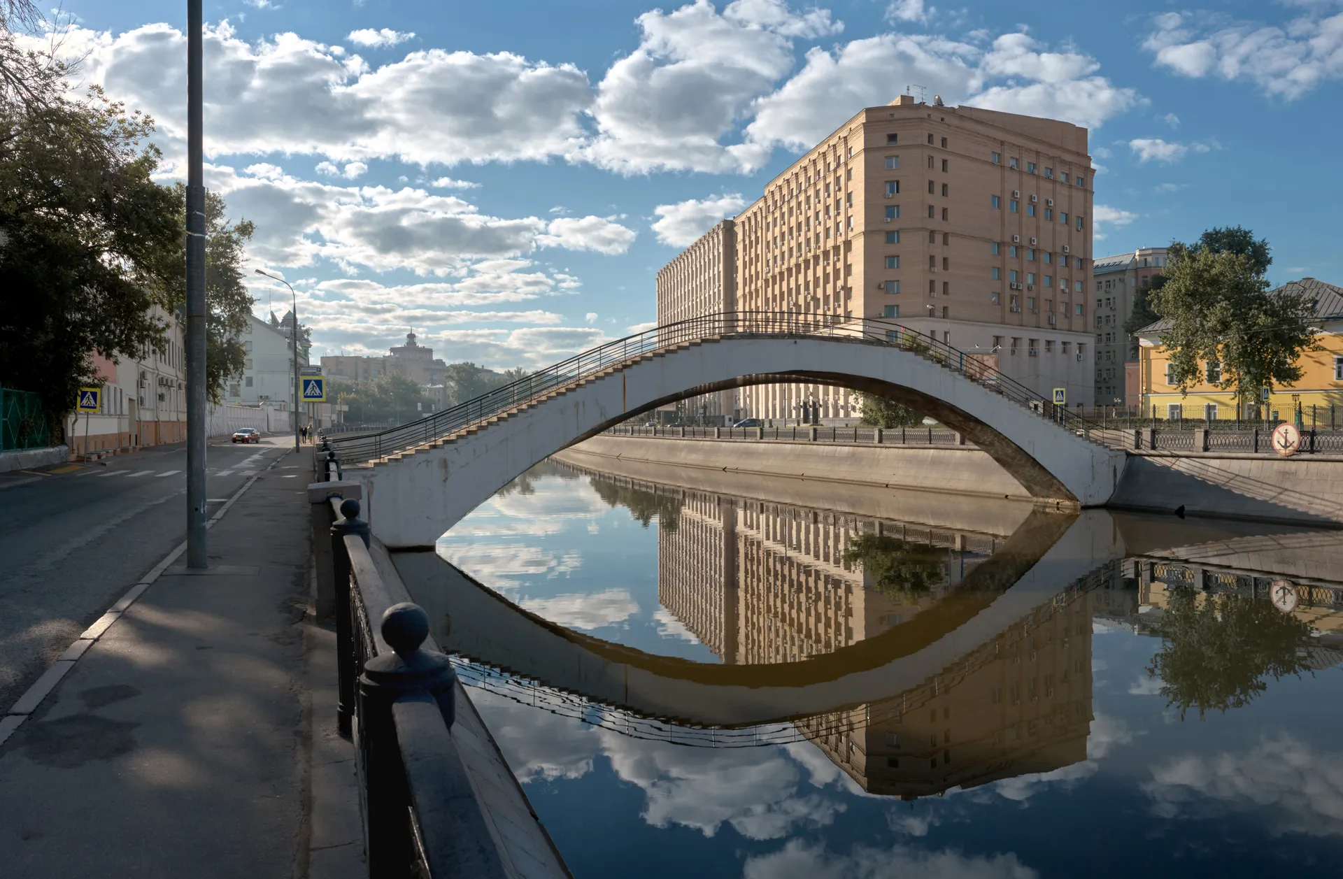 Москва. Садовнический мост через Водоотводный канал. За мостом комплекс, выставленный на продажу ГК «Ростех»