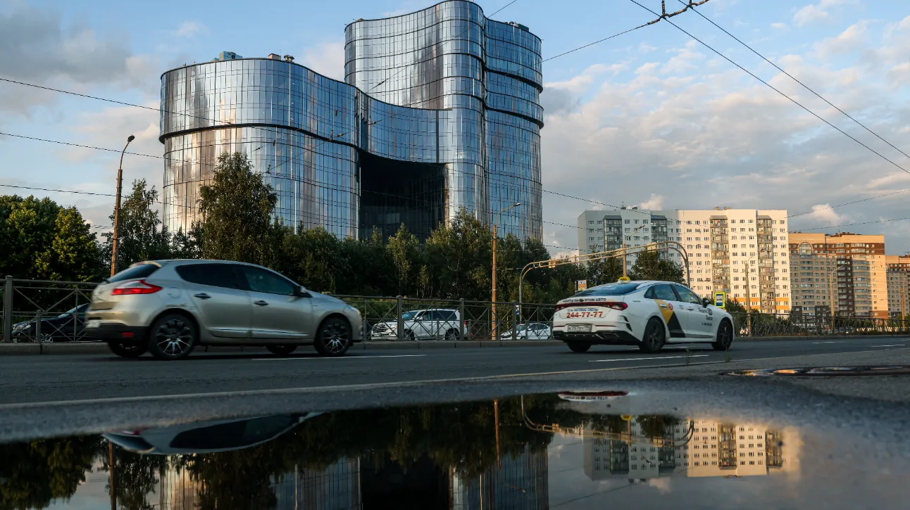 Россия. Санкт-Петербург. Вид на здание «ЧВК Вагнер Центр» на Зольной улице в Невском районе города. Ранее со здания сняли вывеску центра.