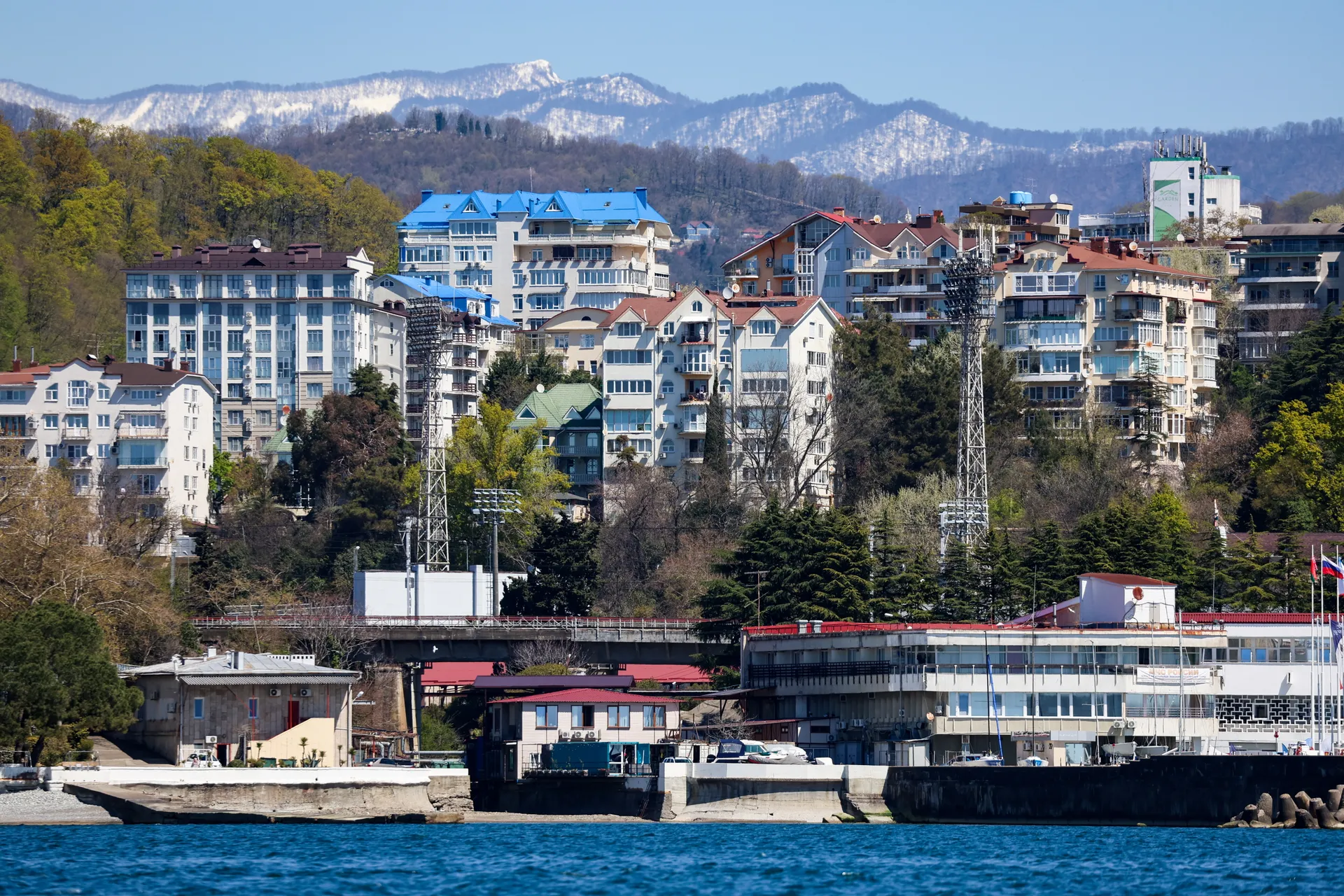 Россия. Краснодарский край. Сочи. Вид на жилые дома с акватории Черного моря.