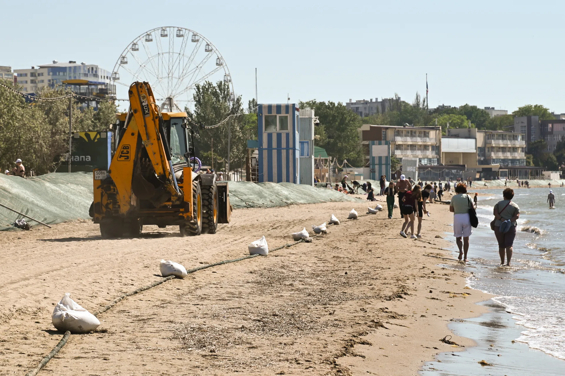 Анапа. Спецтехника и сети для защиты от нефтепродуктов на пляже на берегу Черного моря