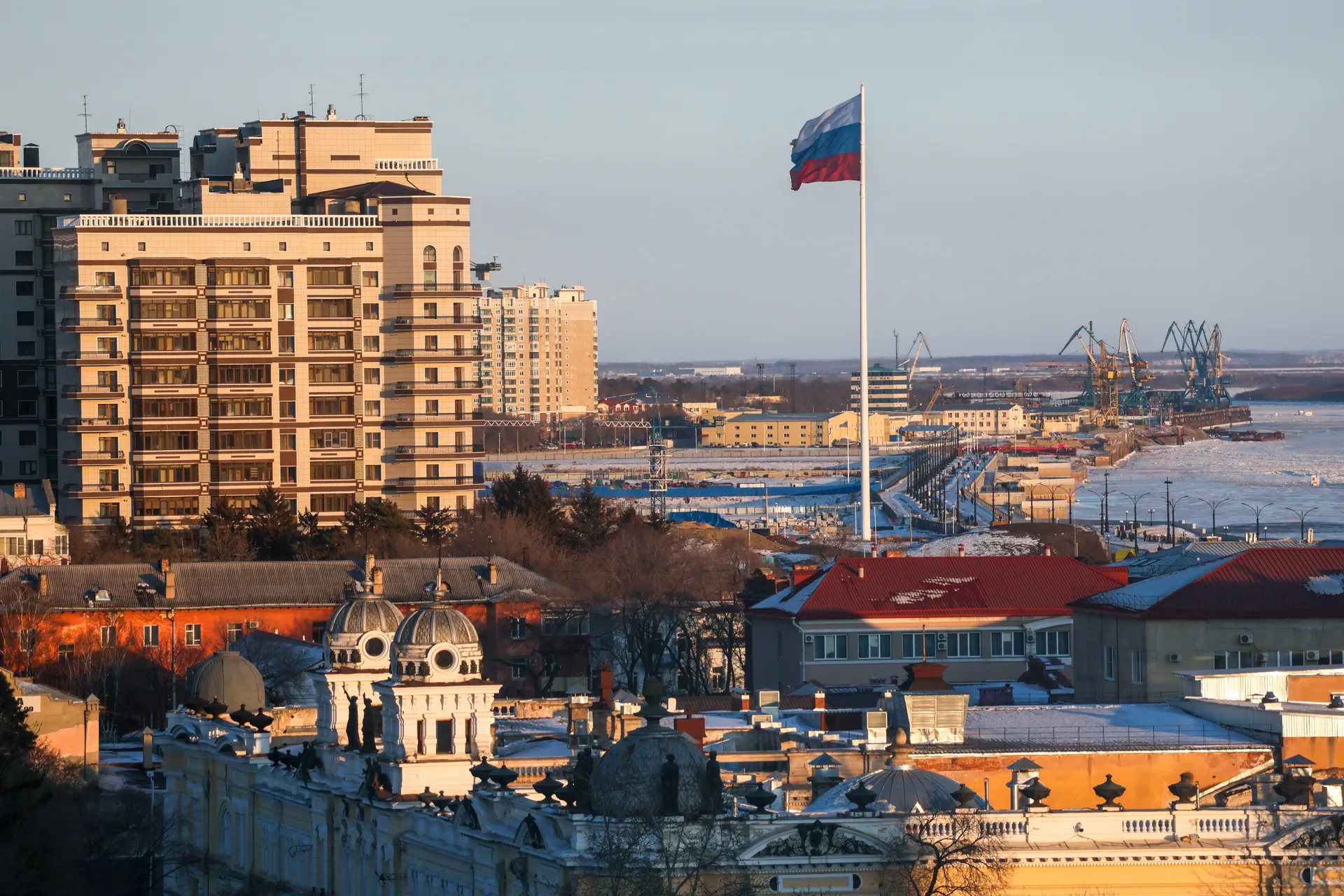 Благовещенск. Вид на государственный флаг России на самом высоком флагштоке Дальнего Востока.