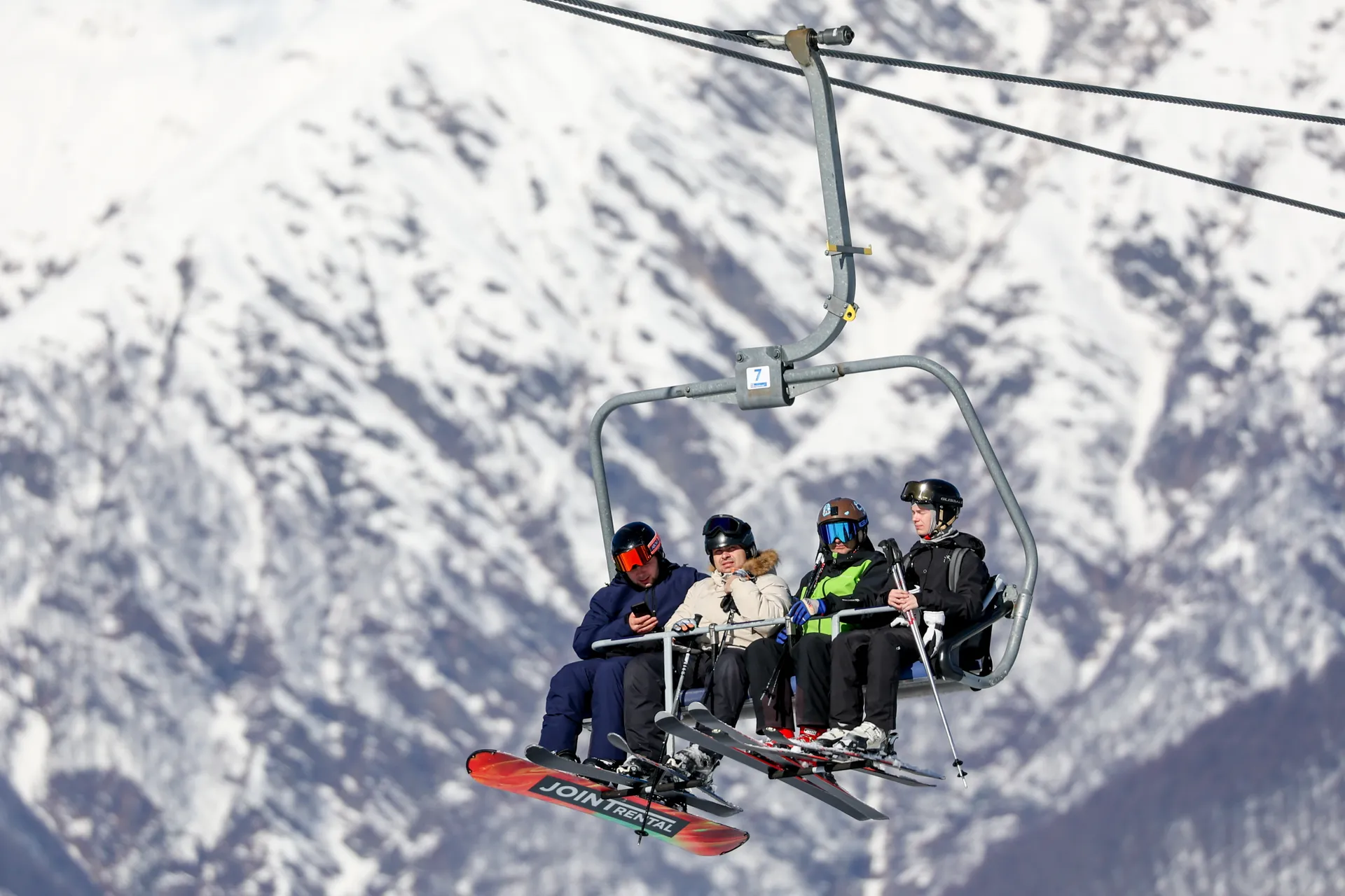 Люди на канатной дороге во время отдыха на курорте «Роза Хутор»