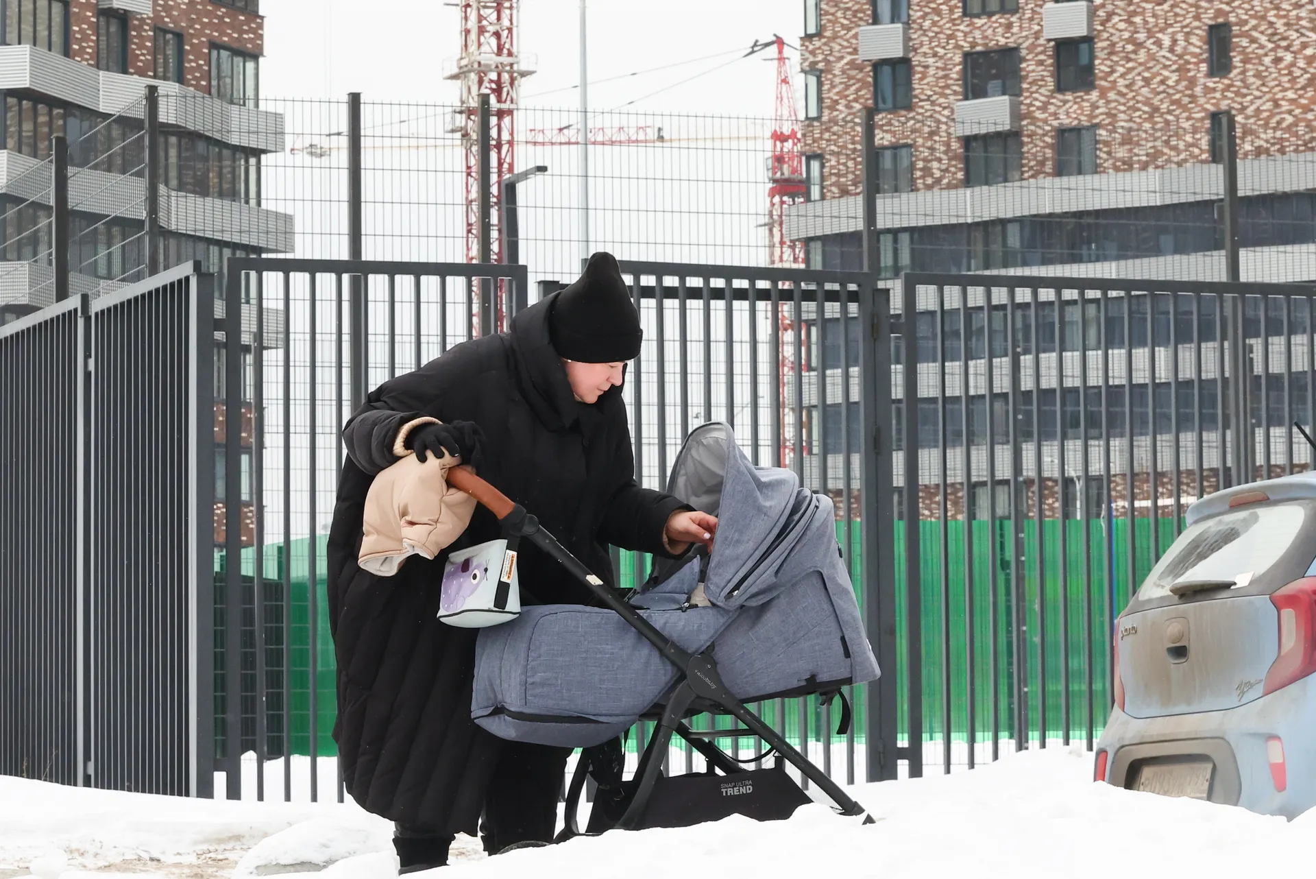 Москва. Женщина с ребенком у строящихся домов