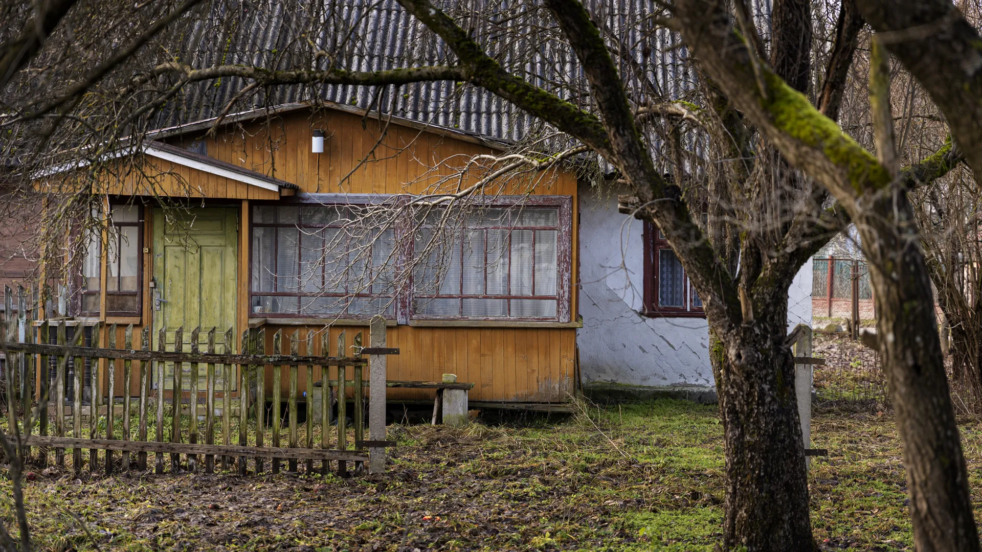 Признание права собственности по приобретательной давности наиболее близкая аналогия сквоттинга в России.