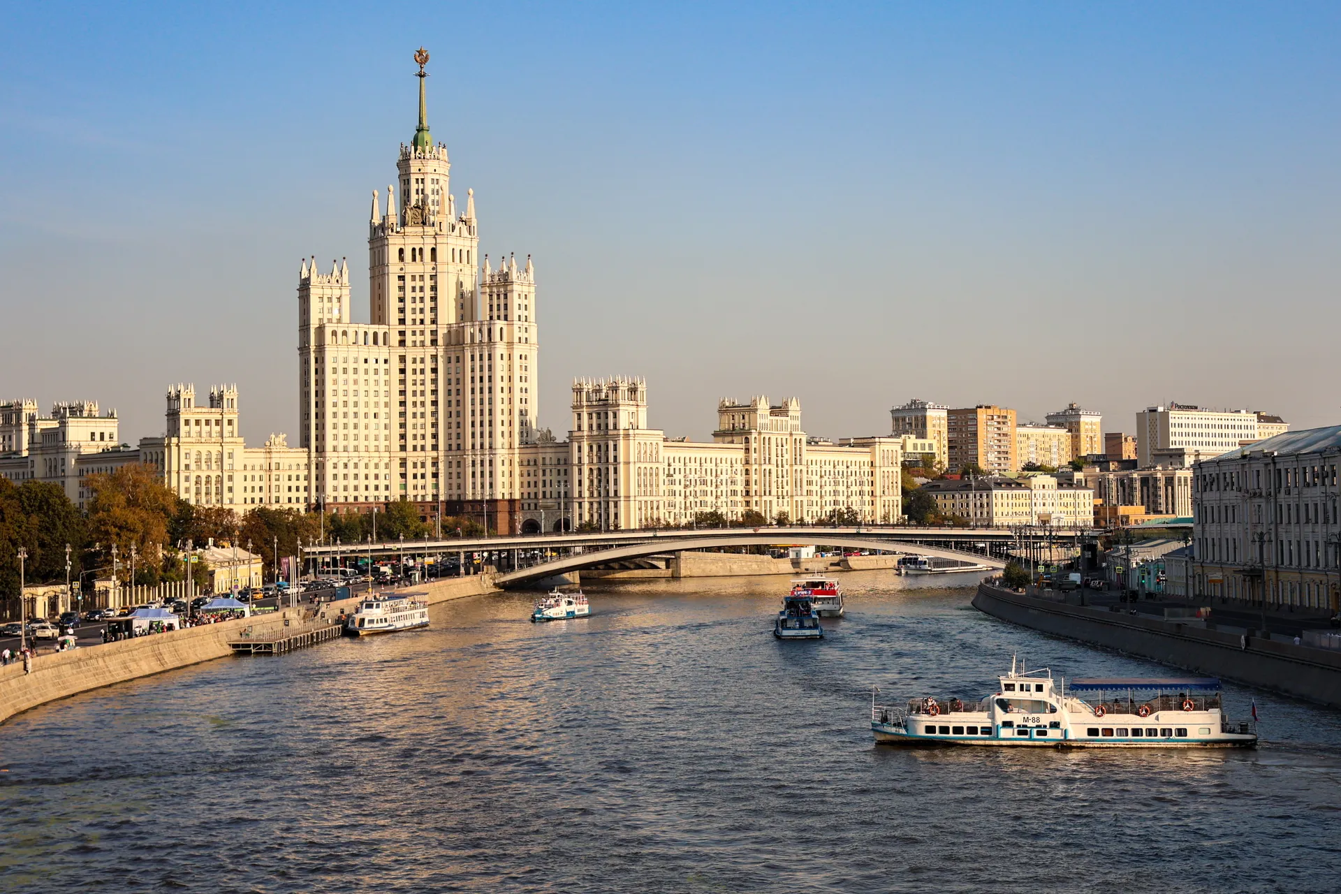 Вид на высотку на Котельнической набережной, в которой продается десять квартир