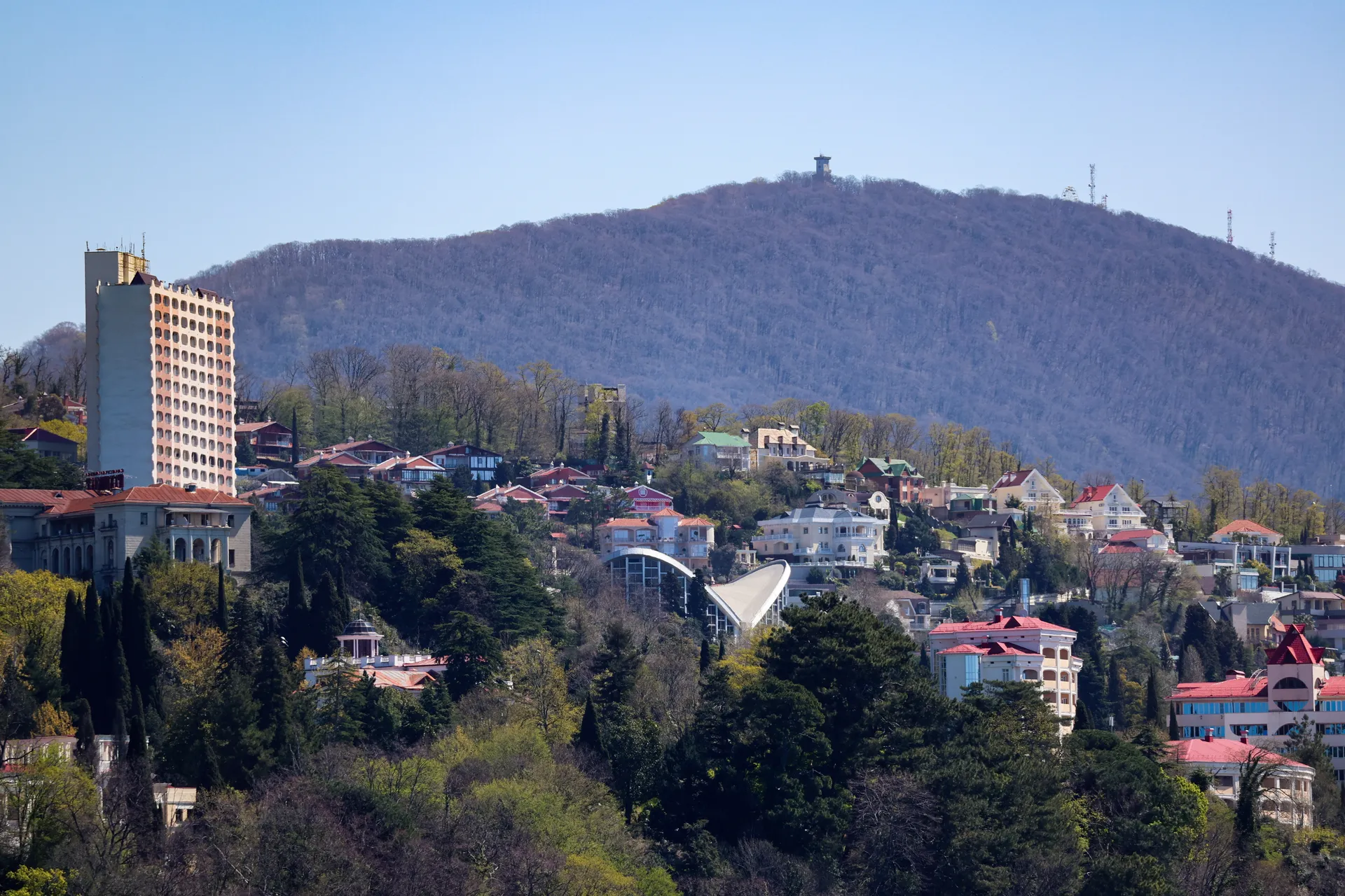 Россия. Краснодарский край. Сочи. Вид на жилые дома с акватории Черного моря.