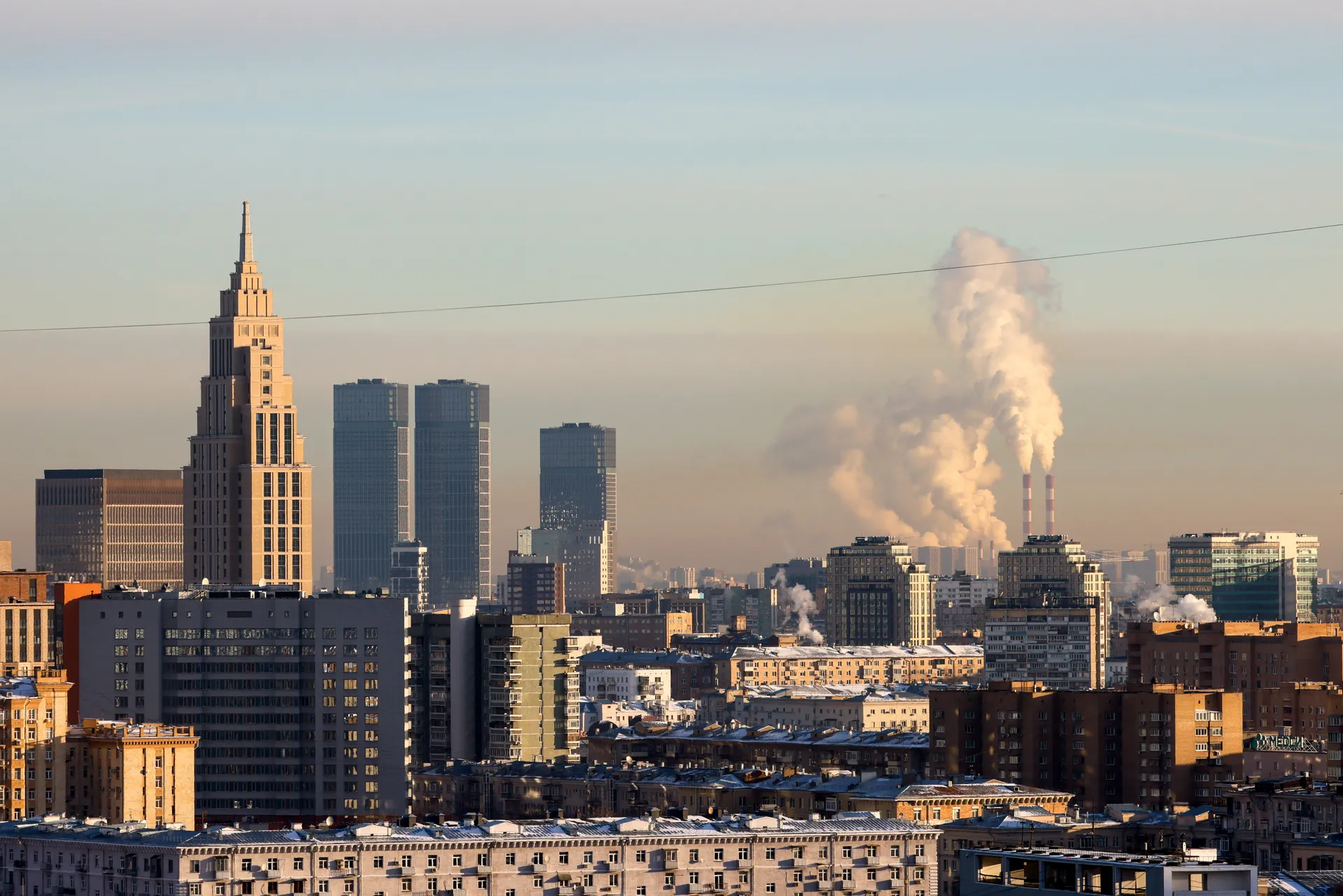 Россия. Москва. Вид на город и трубы ТЭЦ.