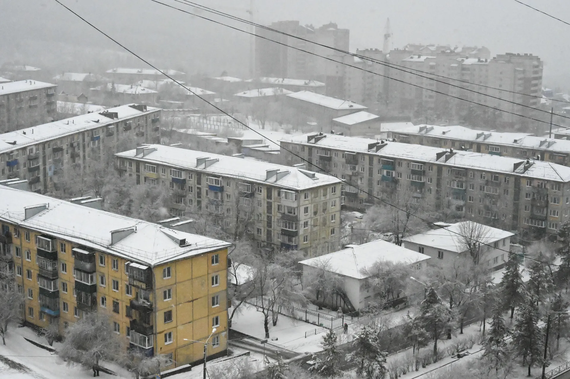 Россия. Забайкальский край. Чита. Вид на многоэтажные дома во время снегопада.