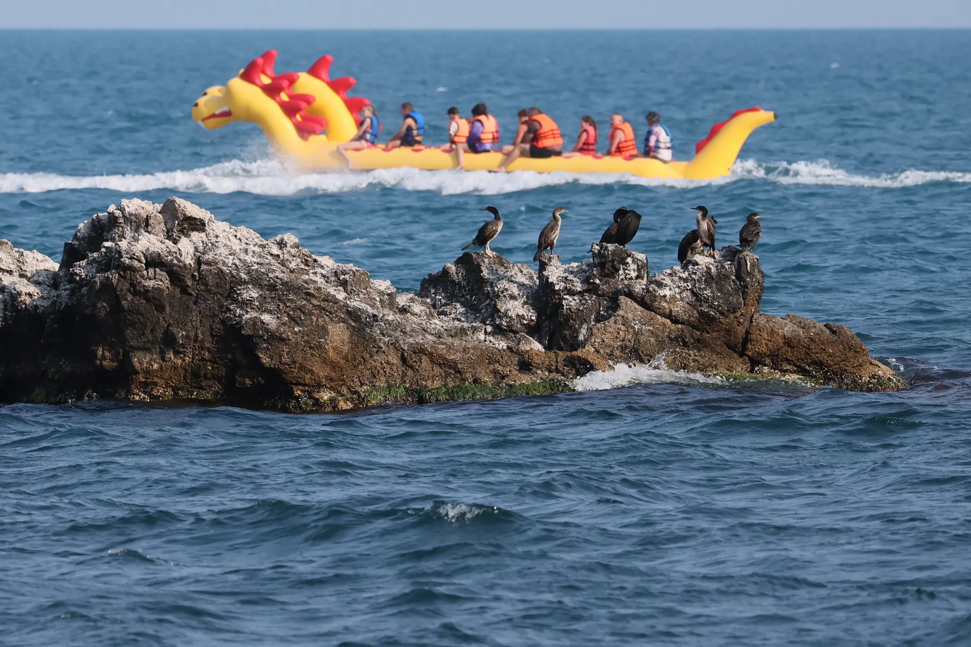 Россия. Республика Крым. Судак. Отдыхающие на надувной лодке.