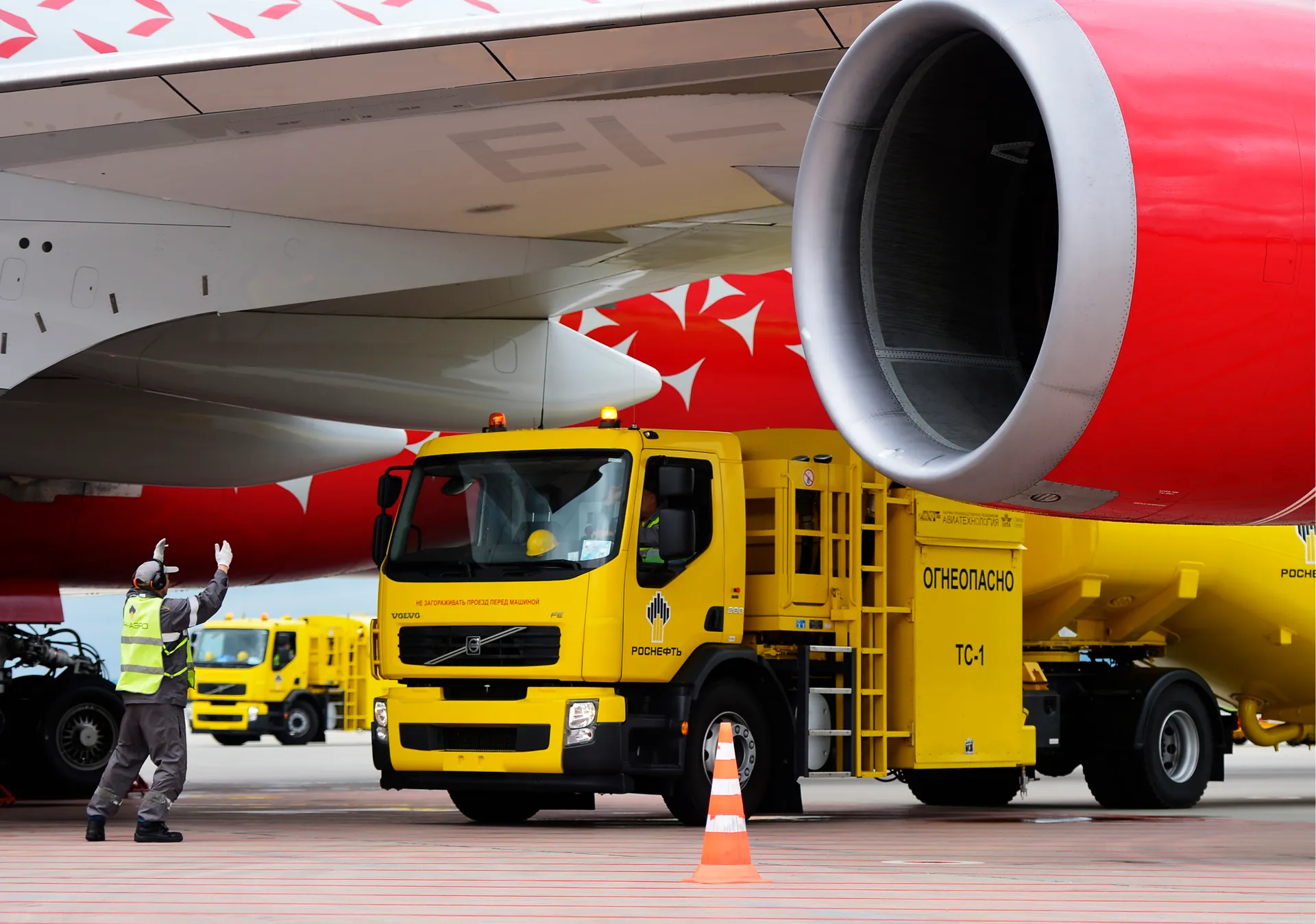 Заправка машиной «Роснефти» самолета Boeing авиакомпании «Россия» (дочерняя «Аэрофлоту») в аэропорту Владивостока.