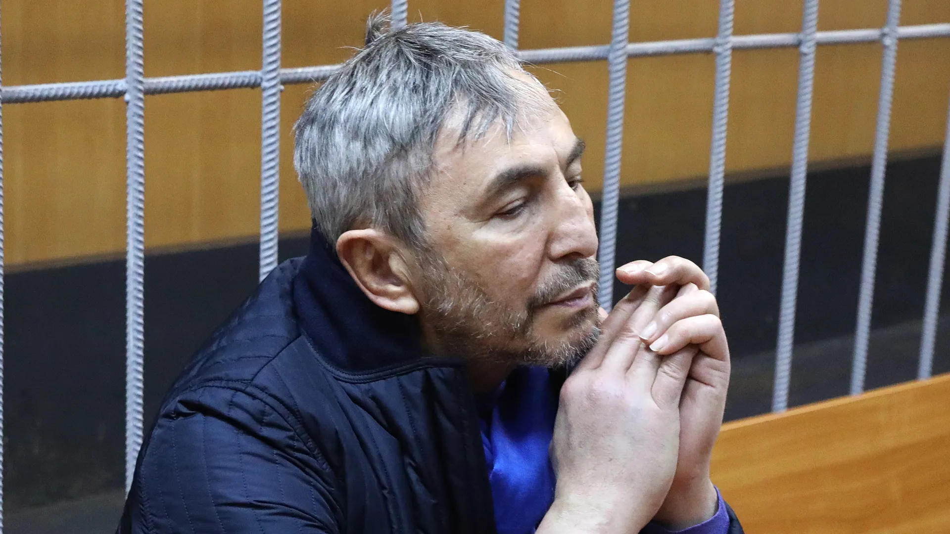 Бывший сенатор, бизнесмен Умар Джабраилов, обвиняемый в хулиганстве по делу о стрельбе в гостиничном номере Four Seasons, во время заседания в Тверском районном суде.