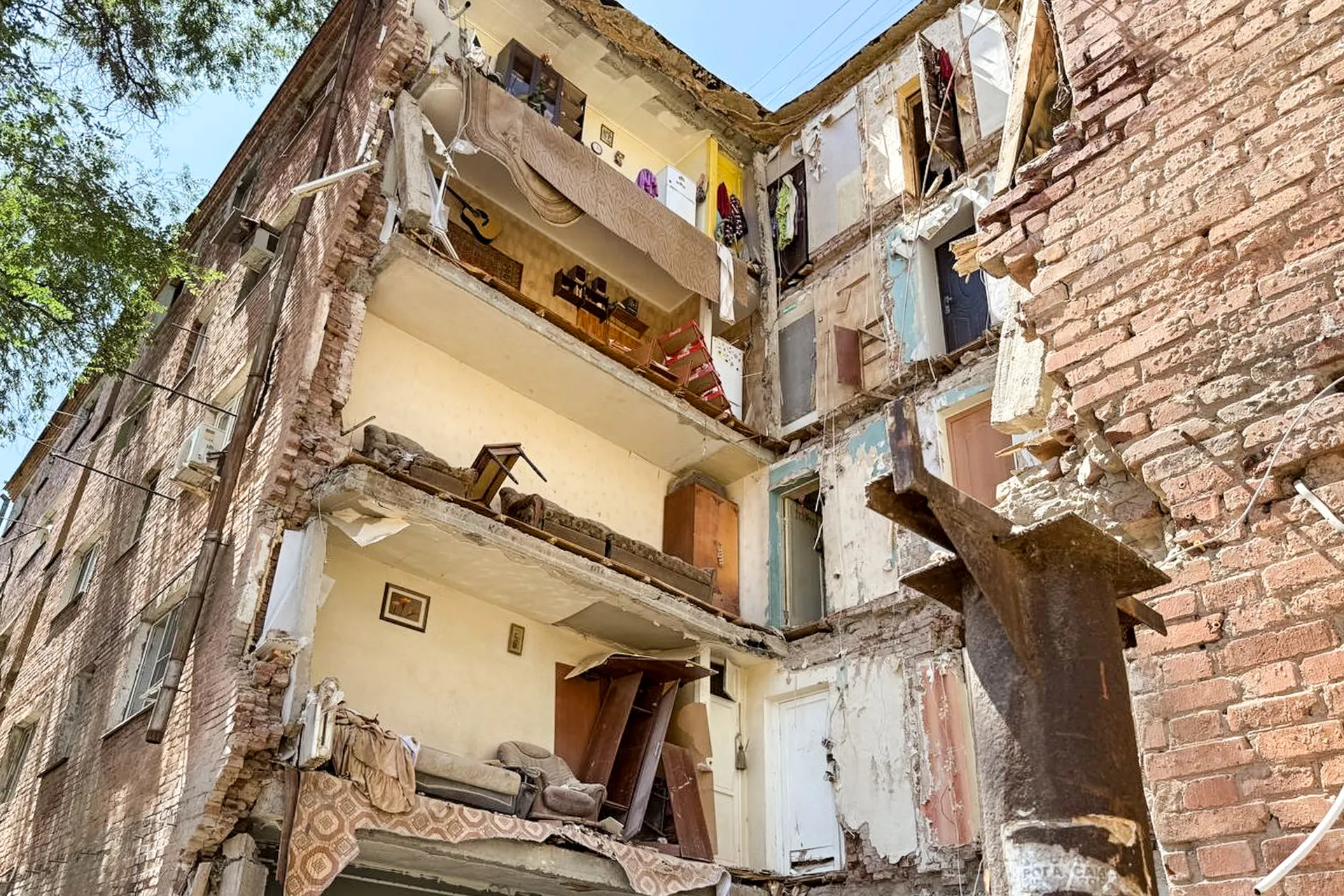 Россия. Астрахань. Вид на частично обрушившийся дом на улице Ляхова.