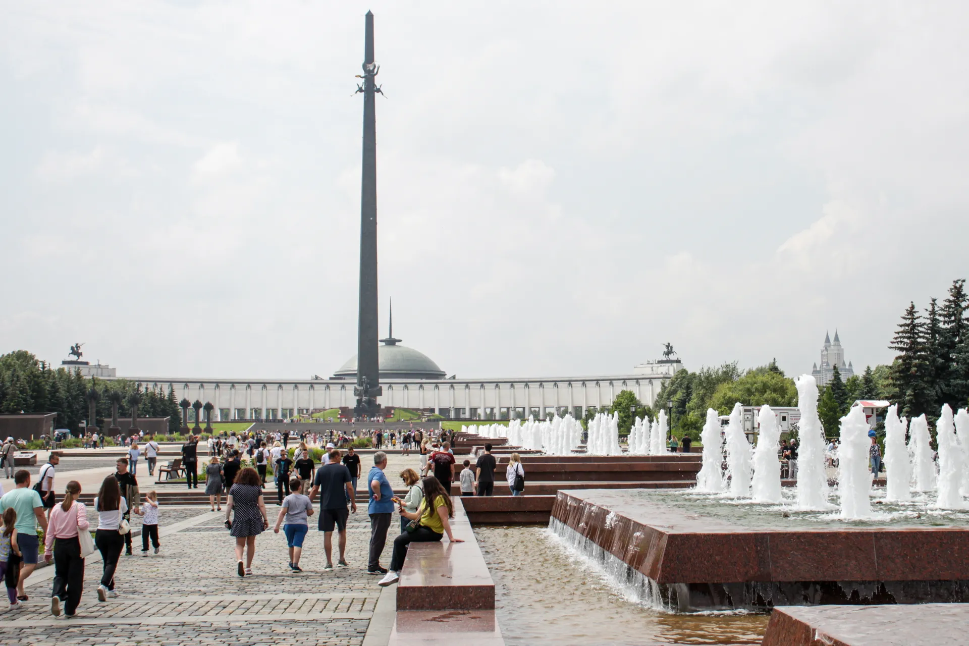 Москва. Люди в парке Победы на Поклонной горе