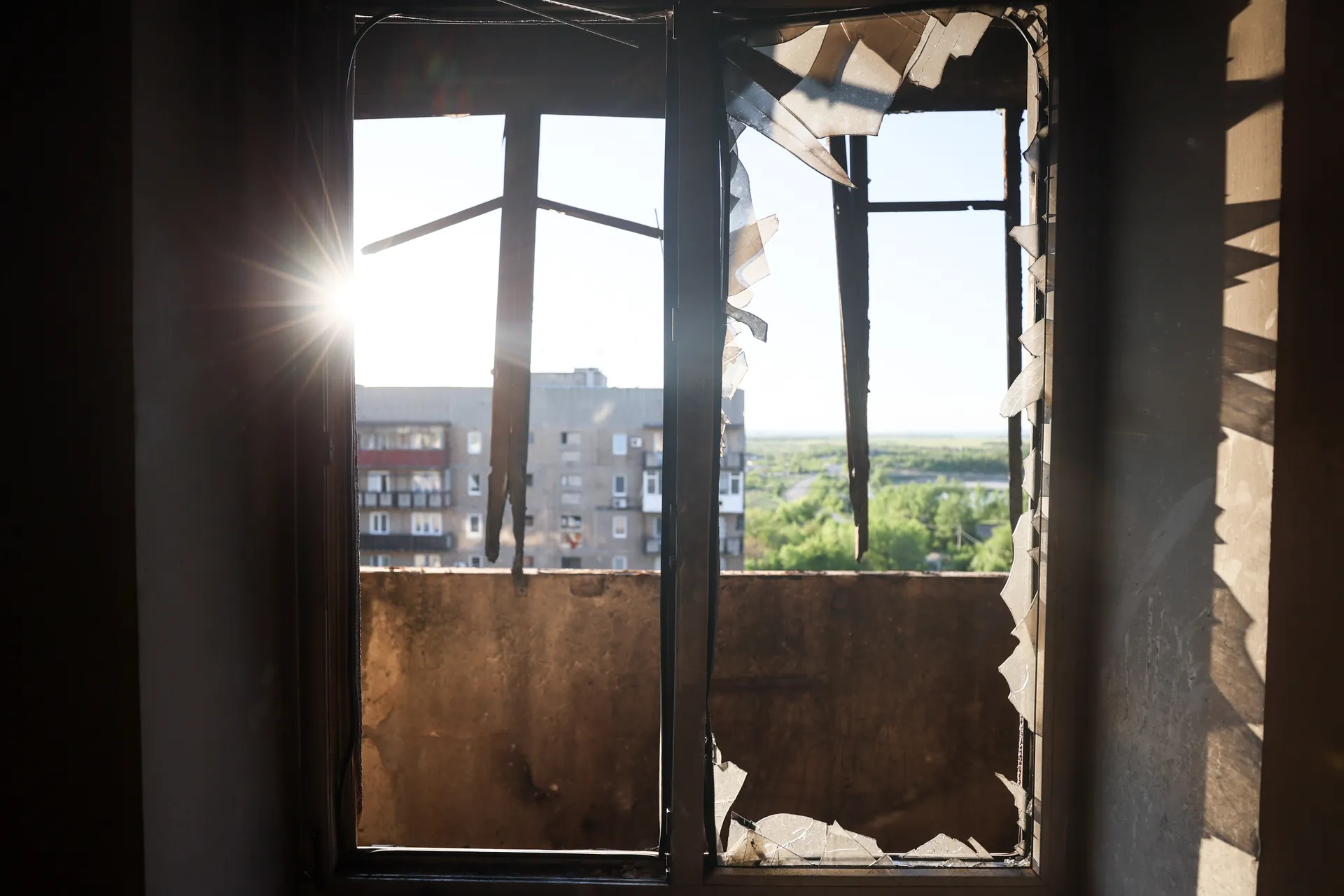 Поселок Пантелеймоновка. Окно, поврежденное в результате атаки дронов со стороны ВСУ.