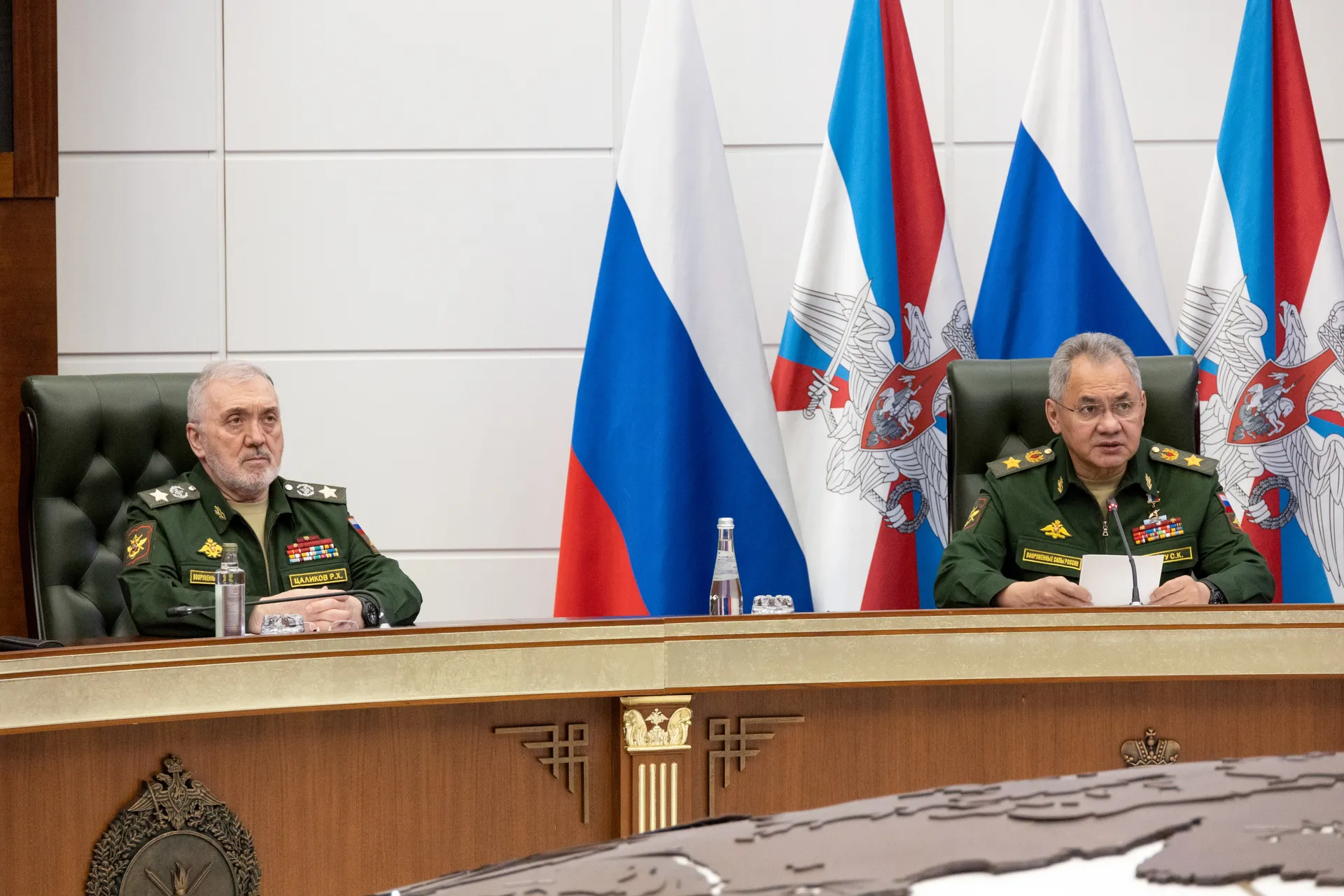 Министр обороны РФ Сергей Шойгу и заместитель министра обороны РФ Руслан Цаликов (справа налево) во время селекторного совещания с руководящим составом Вооруженных сил РФ в декабре 2023 года