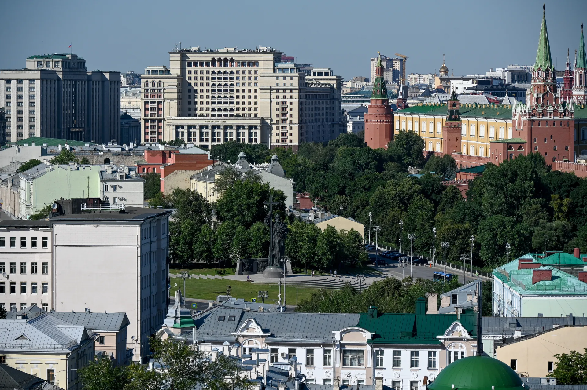 Москва. Вид на Московский Кремль и гостиницу Four Seasons Hotel Moscow.
