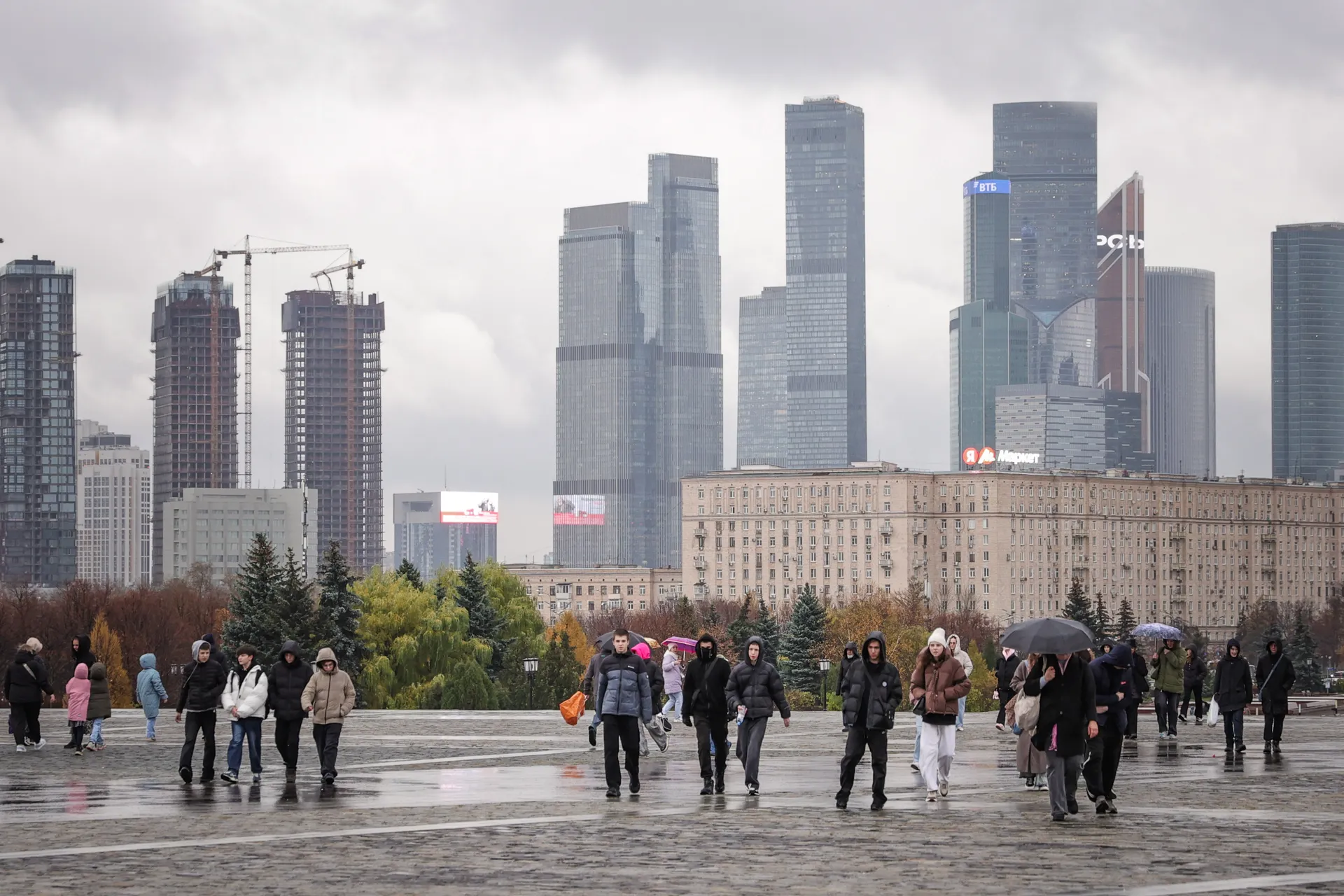 Москва. Вид на международный деловой центр «Москва-Сити» с площади Победы на Поклонной горе