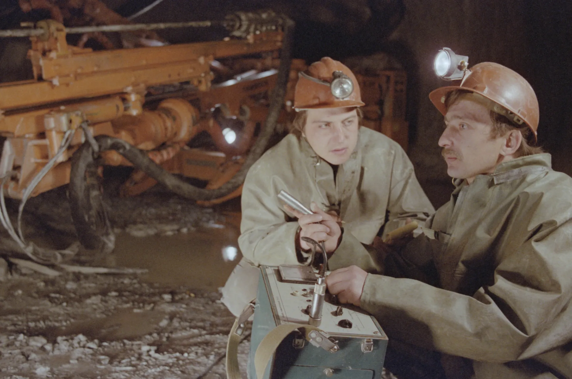 Операторы акустических испытаний на подземных работах Борис Евгеньевич Грохотов и Александр Васильевич Коваленко ведут замер шума и вибрации в забое рудника.