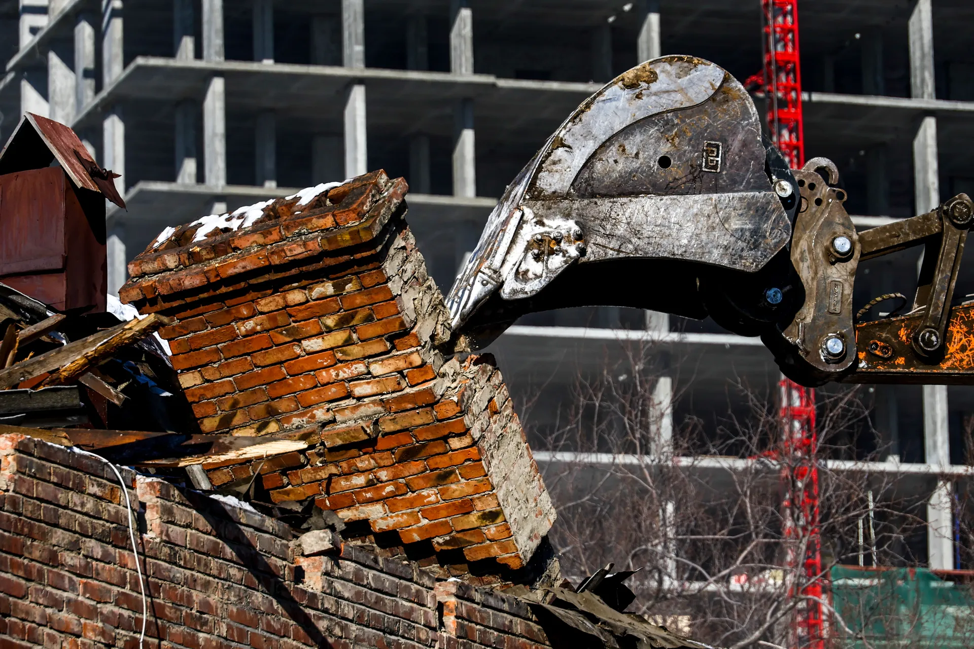 Новосибирск. Экскаватор во время сноса аварийного дома на улице Игарская в рамках программы реновации.