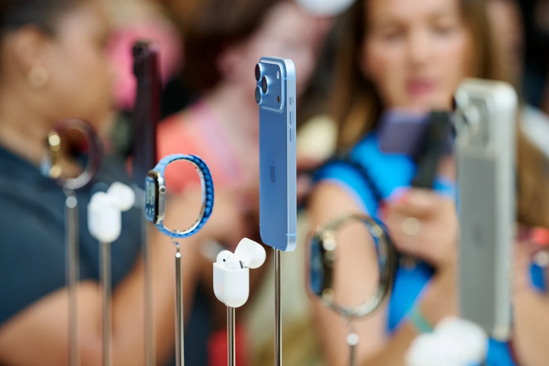 Смартфоны iPhone и часы Apple Watch на презентации в кампусе Apple Купертино