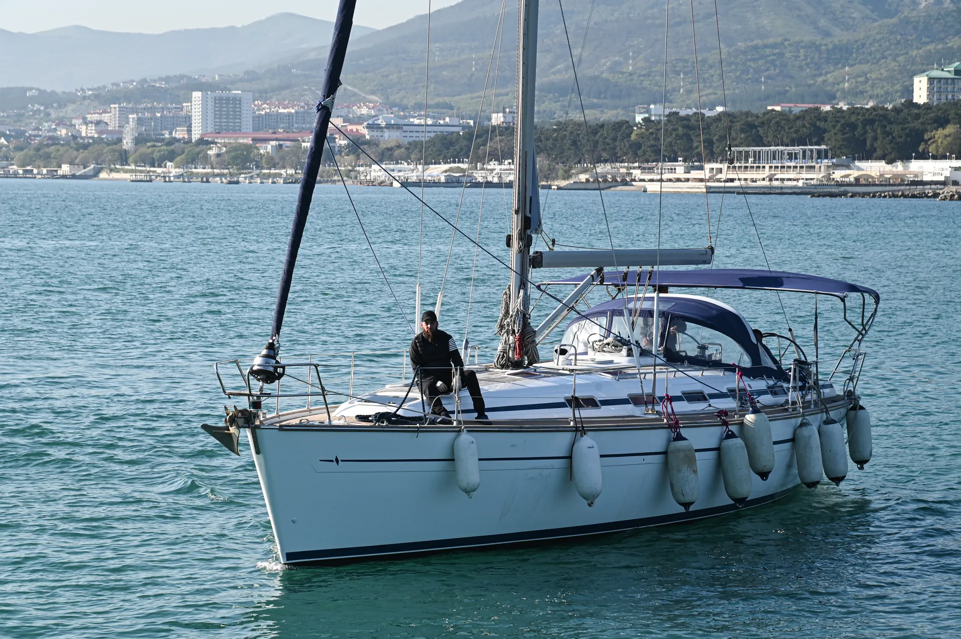 Геленджик. Яхта в Черном море.