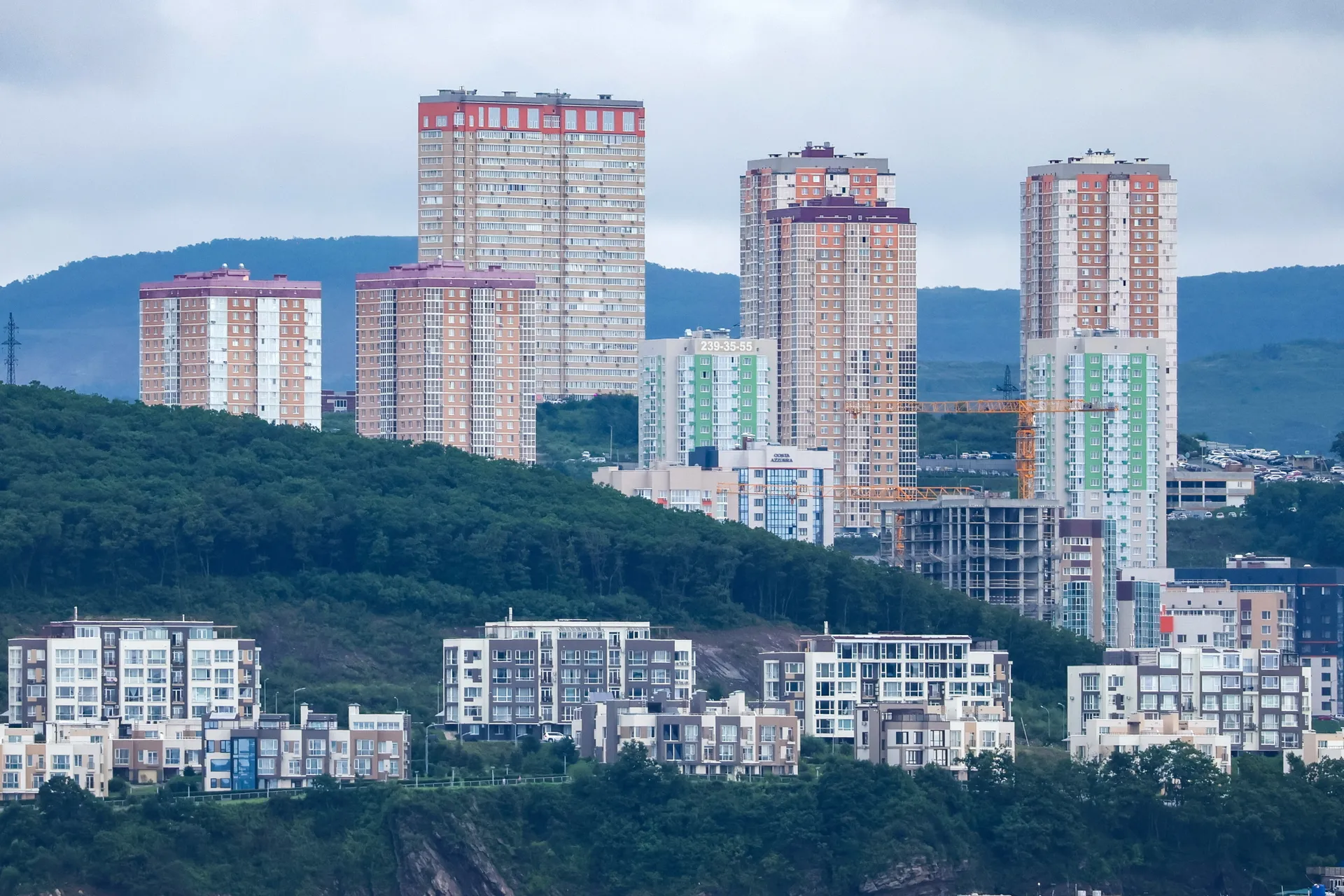 Россия. Приморский край. Владивосток. Вид на многоэтажные жилые дома.