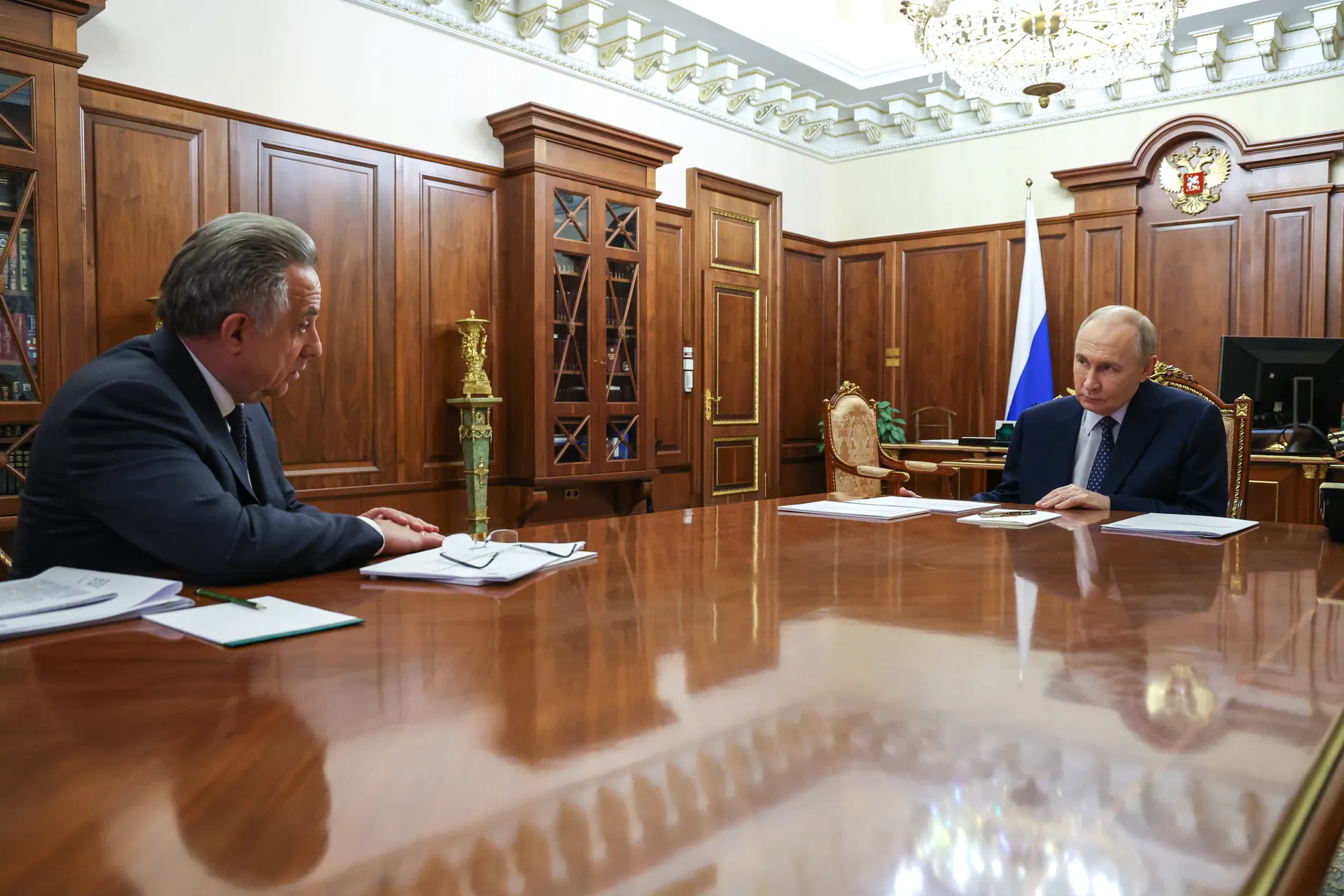 Президент РФ Владимир Путин и генеральный директор ДОМ.РФ Виталий Мутко (справа налево) во время встречи в Кремле