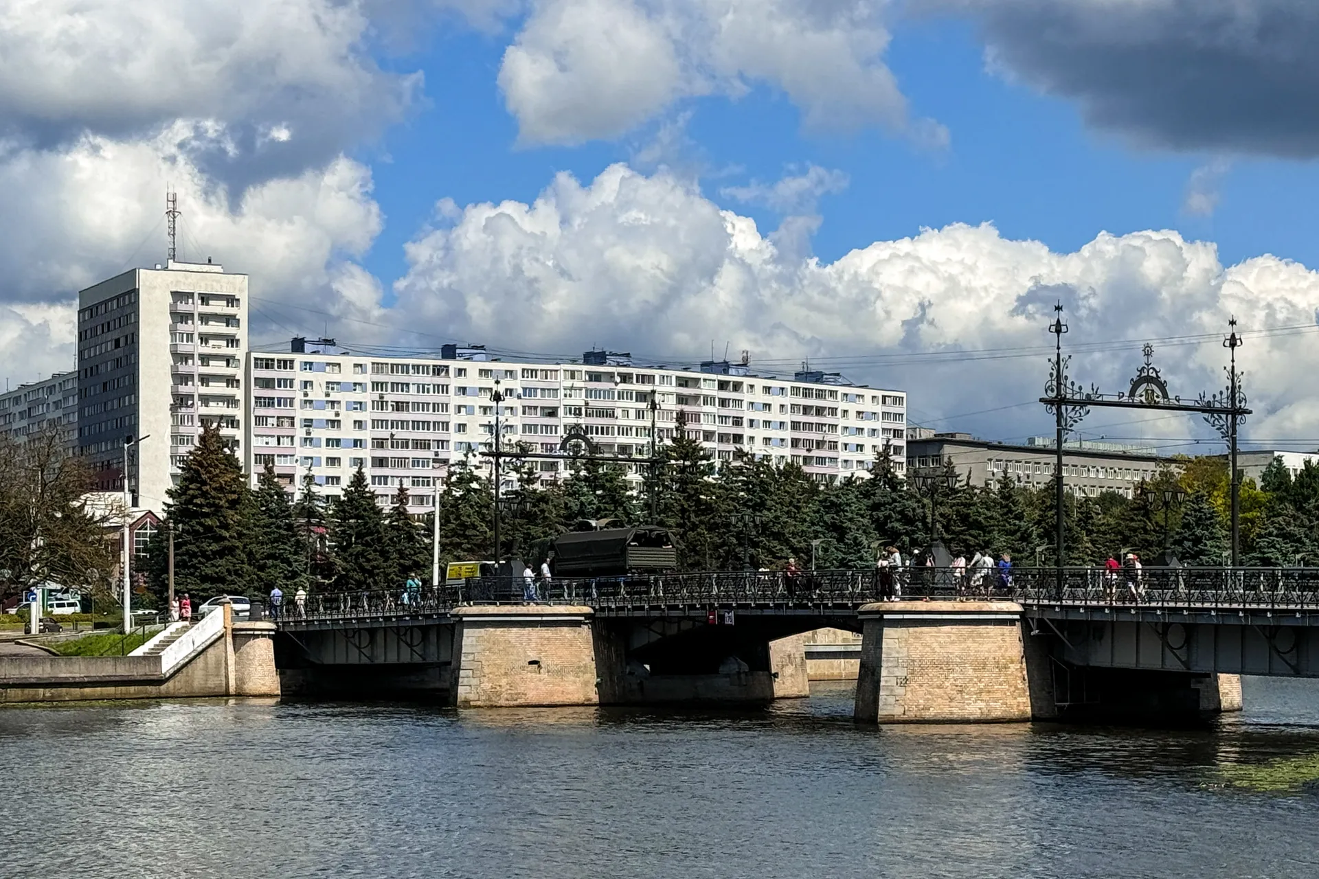 Россия. Калининград. Вид на жилые дома и мост через реку Преголю.