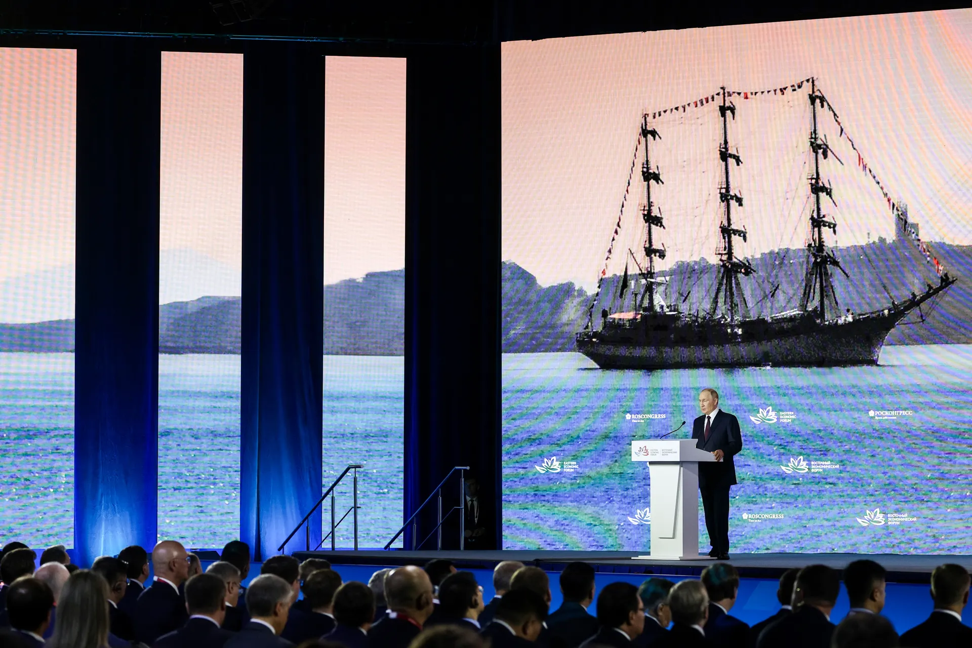 Владивосток. Президент РФ Владимир Путин во время пленарного заседания Восточного экономического форума 2025 на территории Дальневосточного федерального университета (ДВФУ) на острове Русский