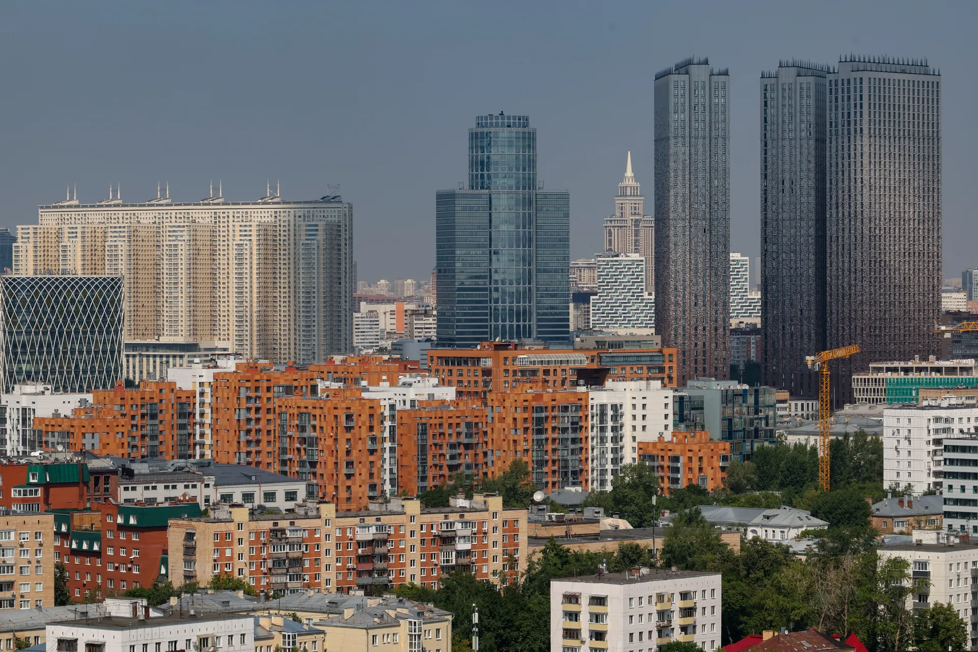 Россия. Москва. Вид сверху на жилые дома.