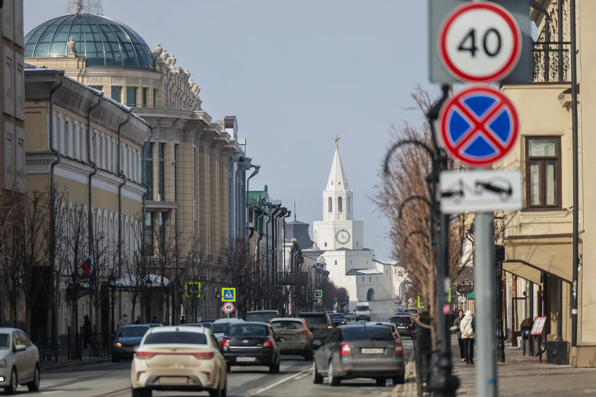 Татарстан. Казань. Вид на Спасскую башню Казанского Кремля